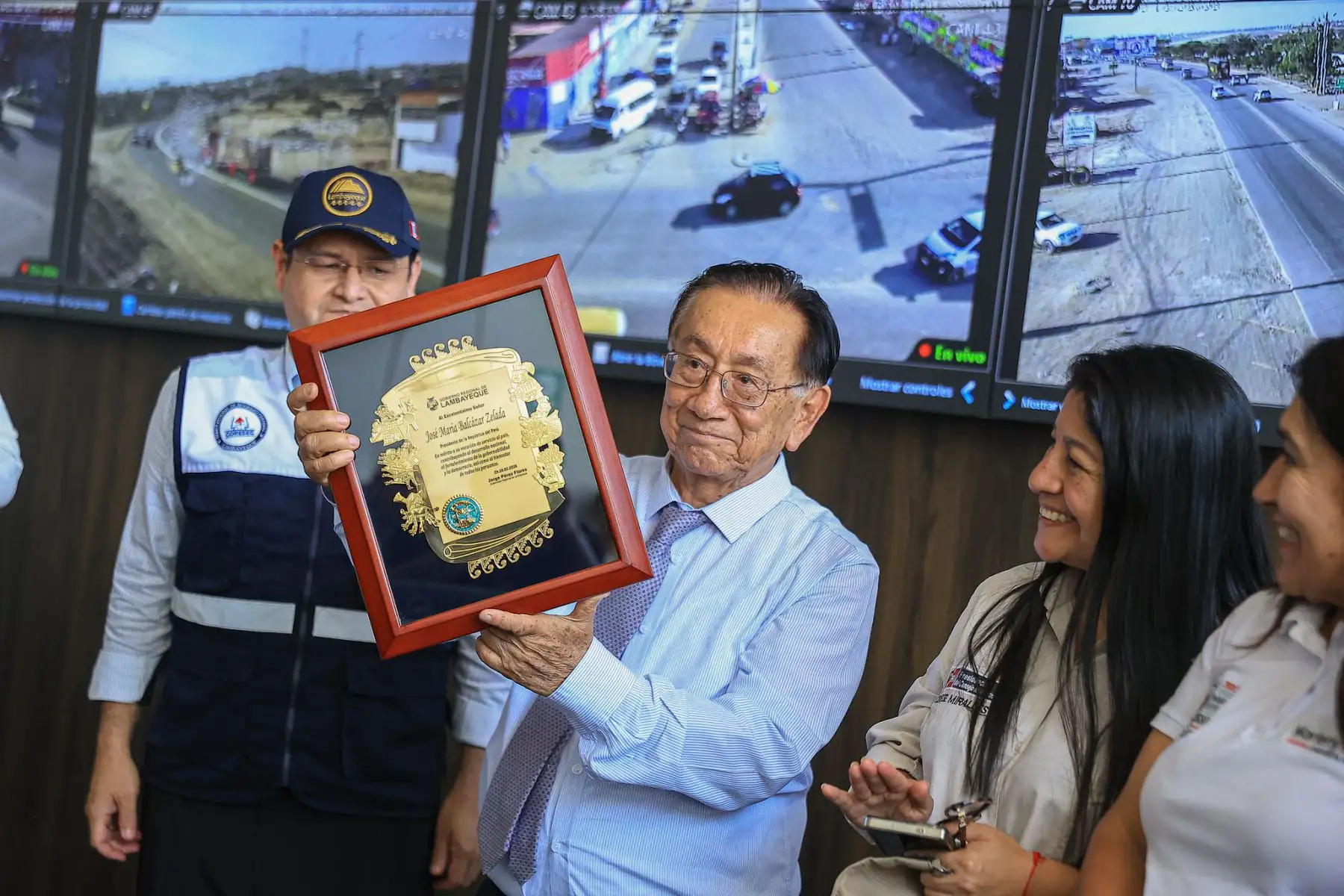 El presidente José María Balcázar inspeccionó la nueva central de videovigilancia del distrito de La Victoria, en Chiclayo, la cual cuenta con 151 cámaras equipadas con inteligencia artificial para la identificación de rostros, placas vehiculares y más. Foto: Presidencia