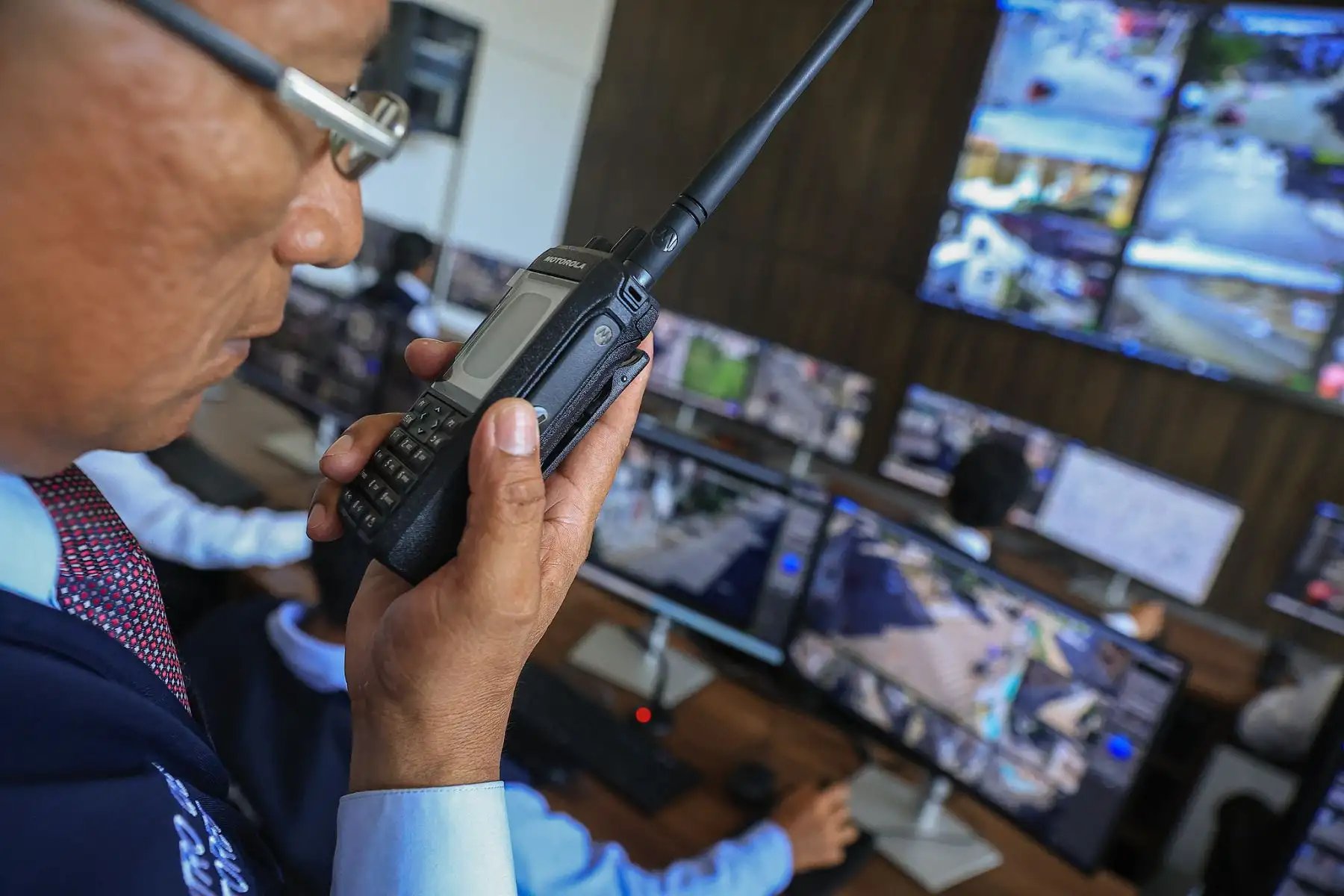 El presidente José María Balcázar inspeccionó la nueva central de videovigilancia del distrito de La Victoria, en Chiclayo, la cual cuenta con 151 cámaras equipadas con inteligencia artificial para la identificación de rostros, placas vehiculares y más. Foto: Presidencia