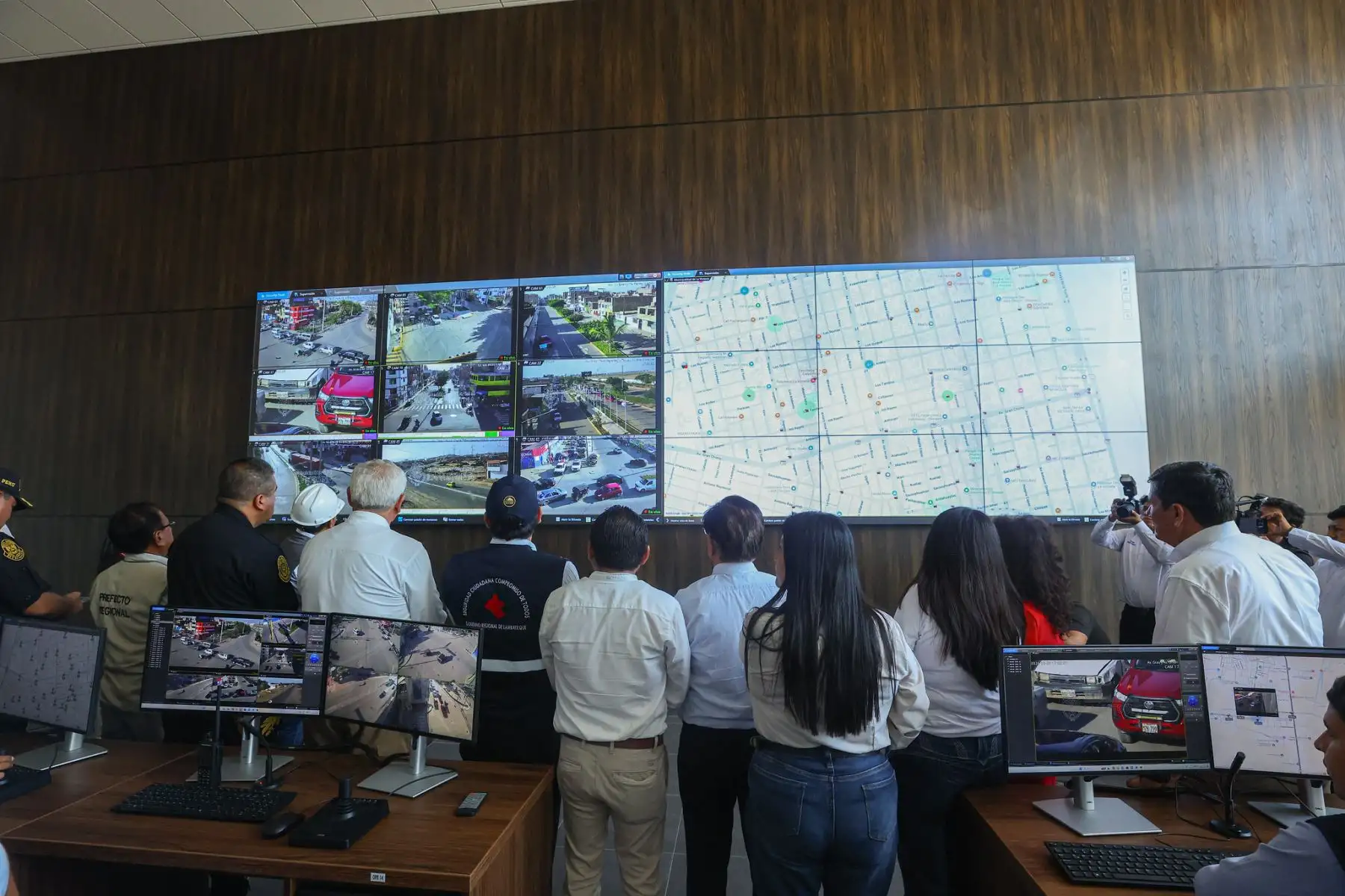 El presidente José María Balcázar inspeccionó la nueva central de videovigilancia del distrito de La Victoria, en Chiclayo, la cual cuenta con 151 cámaras equipadas con inteligencia artificial para la identificación de rostros, placas vehiculares y más. Foto: Presidencia