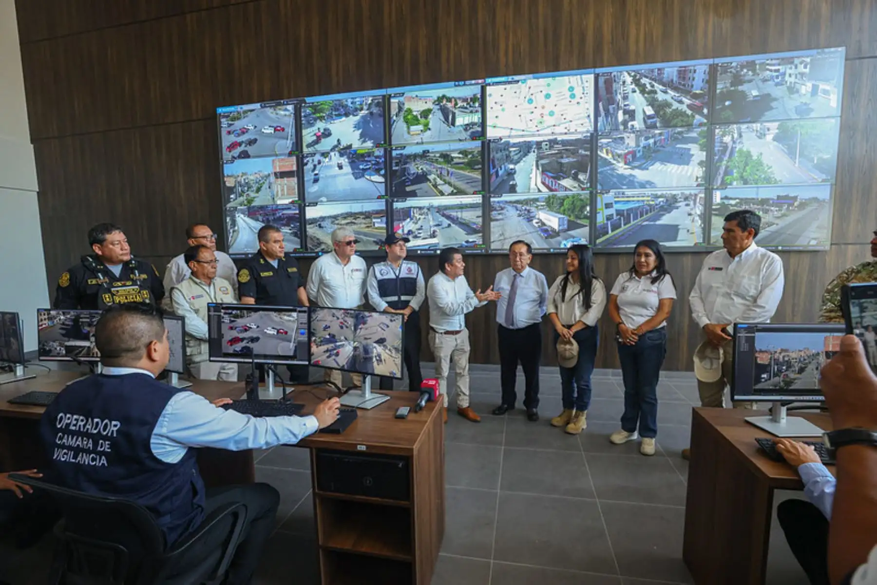 El presidente José María Balcázar inspeccionó la nueva central de videovigilancia del distrito de La Victoria, en Chiclayo, la cual cuenta con 151 cámaras equipadas con inteligencia artificial para la identificación de rostros, placas vehiculares y más. Foto: Presidencia