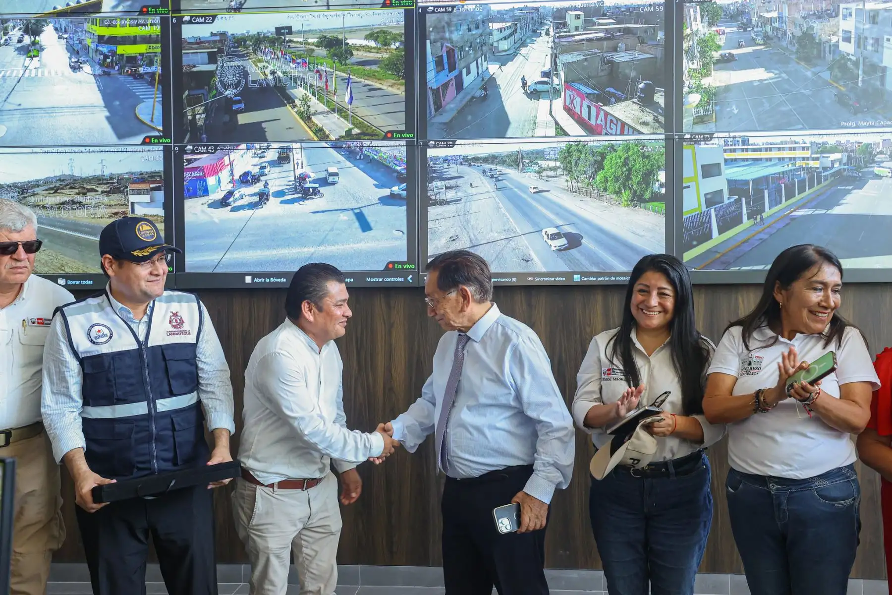 El presidente José María Balcázar inspeccionó la nueva central de videovigilancia del distrito de La Victoria, en Chiclayo, la cual cuenta con 151 cámaras equipadas con inteligencia artificial para la identificación de rostros, placas vehiculares y más. Foto: Presidencia