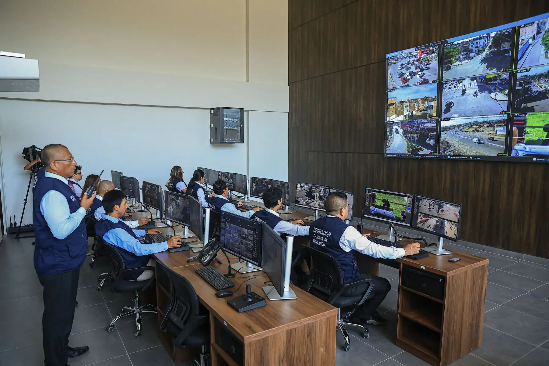 El presidente José María Balcázar inspeccionó la nueva central de videovigilancia del distrito de La Victoria, en Chiclayo, la cual cuenta con 151 cámaras equipadas con inteligencia artificial para la identificación de rostros, placas vehiculares y más. Foto: Presidencia