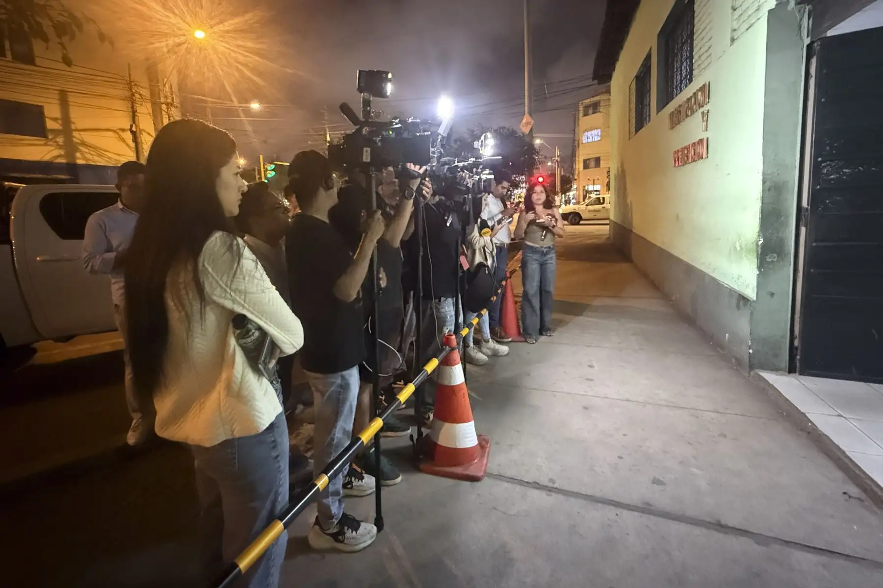 Los exteriores de la División de Investigación y Prevención de Tránsito fueron escenario de la salida de Francesca Montenegro, quien abandonó las instalaciones acompañada de sus padres y su abogado, en medio de la atención de la prensa. Foto: ANDINA/Verónica Calderón