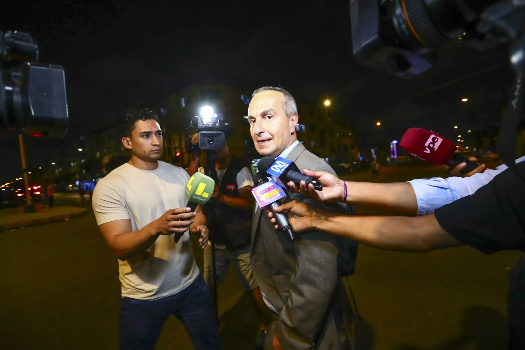 Los exteriores de la División de Investigación y Prevención de Tránsito fueron escenario de la salida de Francesca Montenegro, quien abandonó las instalaciones acompañada de sus padres y su abogado, en medio de la atención de la prensa. Foto: ANDINA/Verónica Calderón