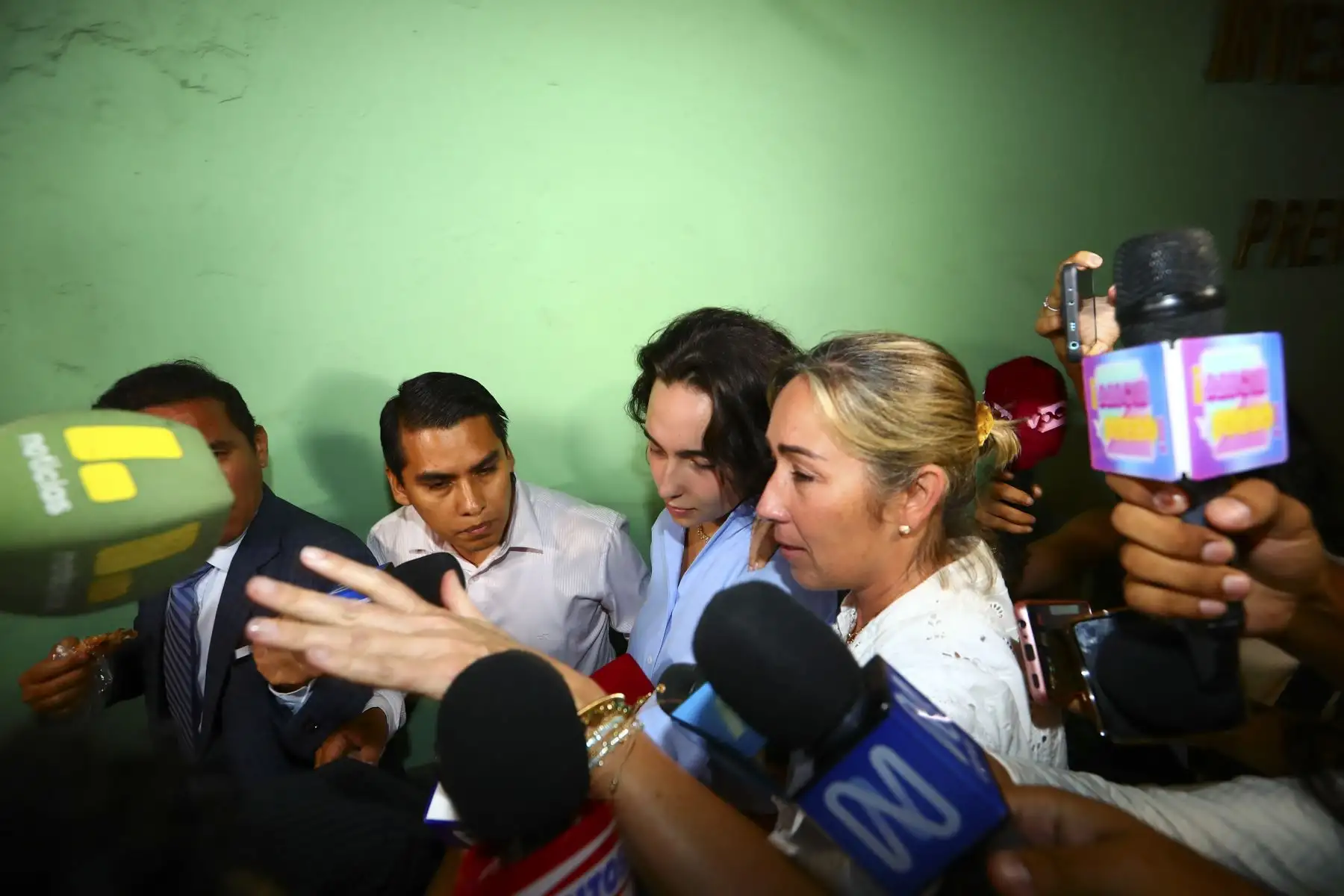 Los exteriores de la División de Investigación y Prevención de Tránsito fueron escenario de la salida de Francesca Montenegro, quien abandonó las instalaciones acompañada de sus padres y su abogado, en medio de la atención de la prensa. Foto: ANDINA/Verónica Calderón