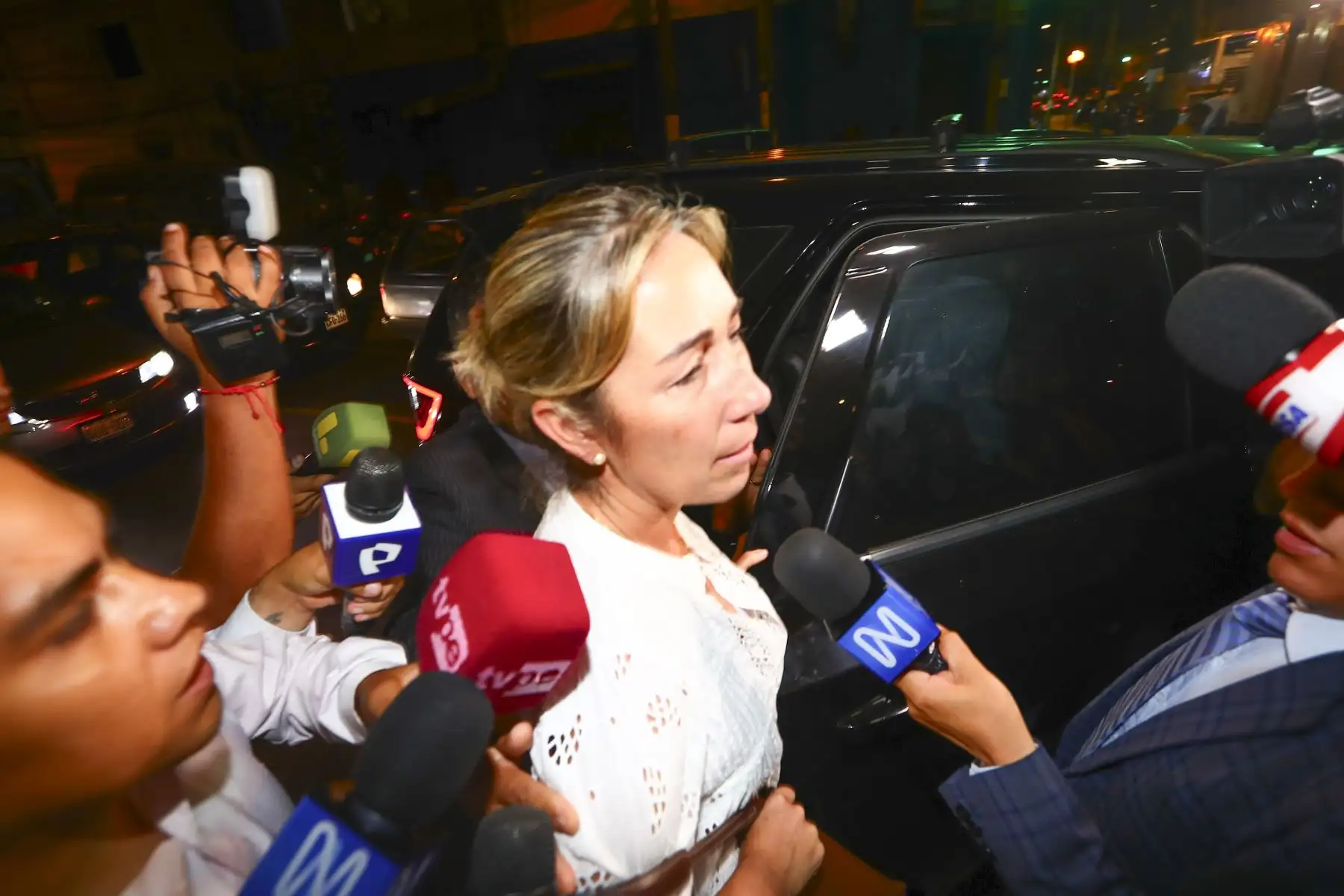 Los exteriores de la División de Investigación y Prevención de Tránsito fueron escenario de la salida de Francesca Montenegro, quien abandonó las instalaciones acompañada de sus padres y su abogado, en medio de la atención de la prensa. Foto: ANDINA/Verónica Calderón