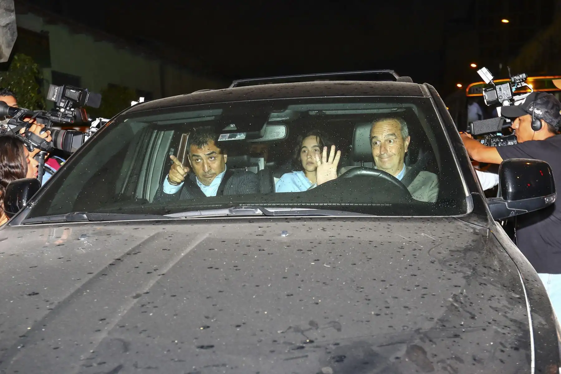 Los exteriores de la División de Investigación y Prevención de Tránsito fueron escenario de la salida de Francesca Montenegro, quien abandonó las instalaciones acompañada de sus padres y su abogado, en medio de la atención de la prensa. Foto: ANDINA/Verónica Calderón