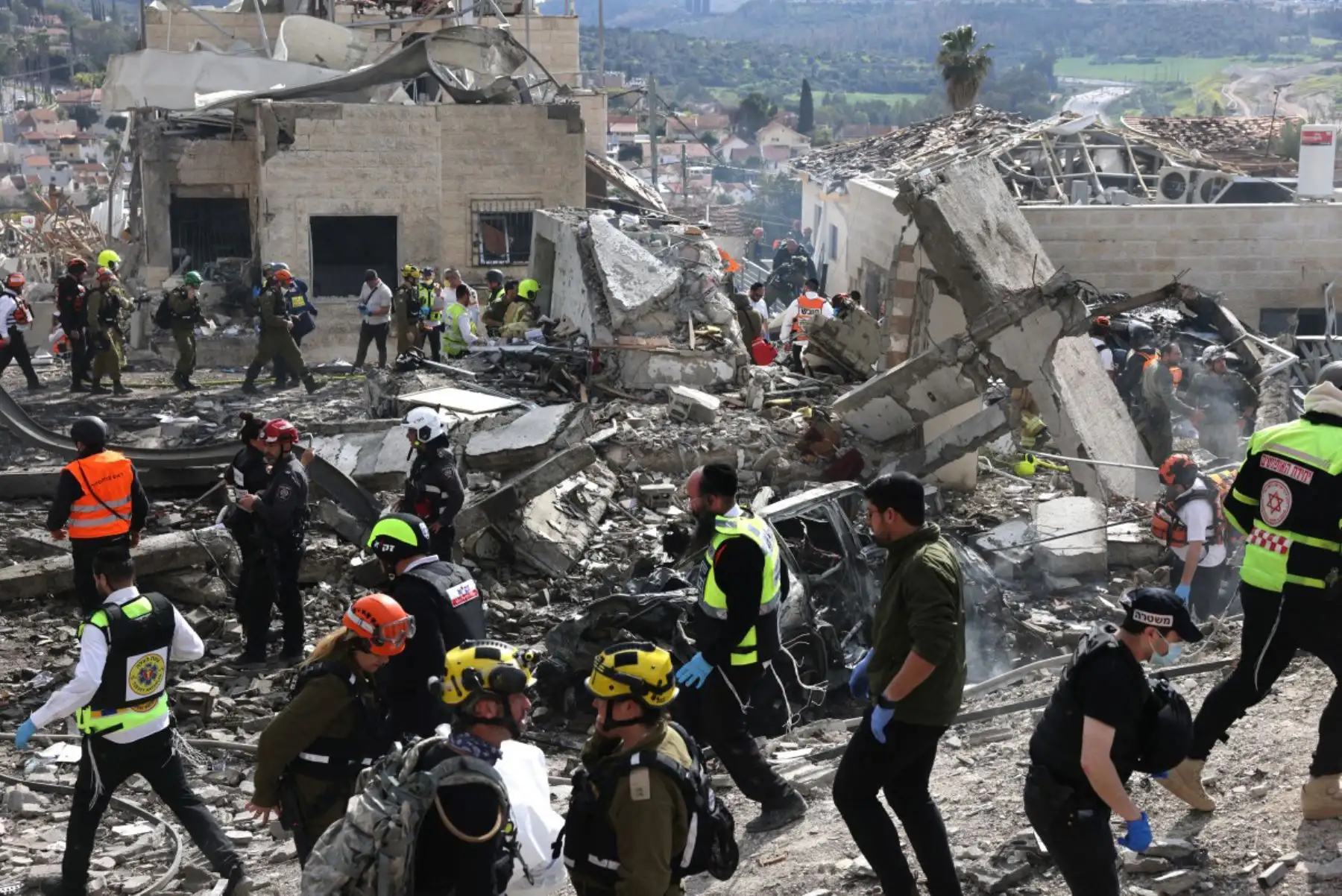 Oficiales de los servicios de emergencia israelíes registran el lugar de un ataque con misiles cerca de Bet Shemesh, a unos 30 kilómetros al oeste de Jerusalén. Una lluvia de misiles lanzada desde Irán mató al menos a seis personas en la ciudad de Bet Shemesh, en el centro de Israel.
Foto: ANDINA/AFP