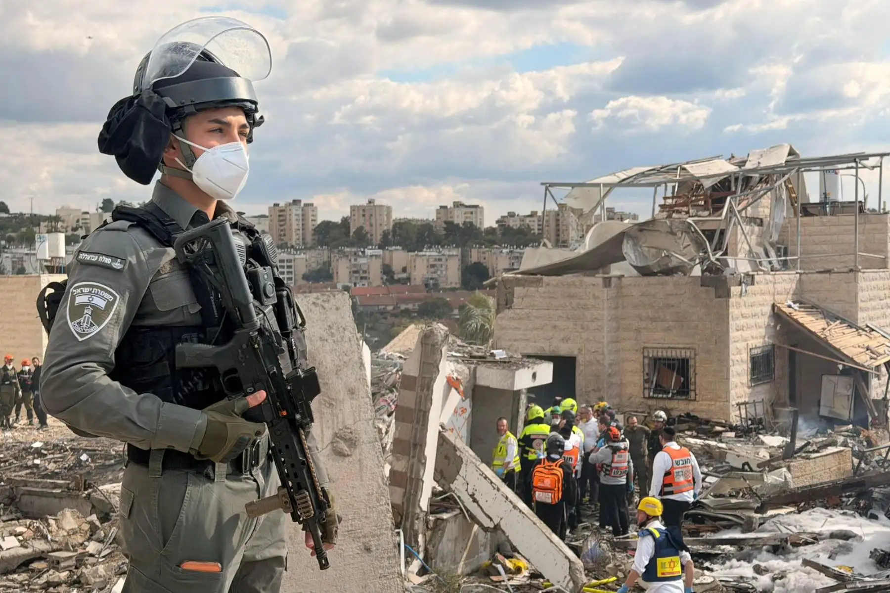 Ocho personas murieron este domingo tras el impacto de un misil iraní en la localidad israelí de Beit Shemesh, cerca de Jerusalén, según la última información del servicio de búsqueda y rescate israelí Zaka, en un ataque que ha provocado también 28 heridos.  Foto: ANDINA/ EFE