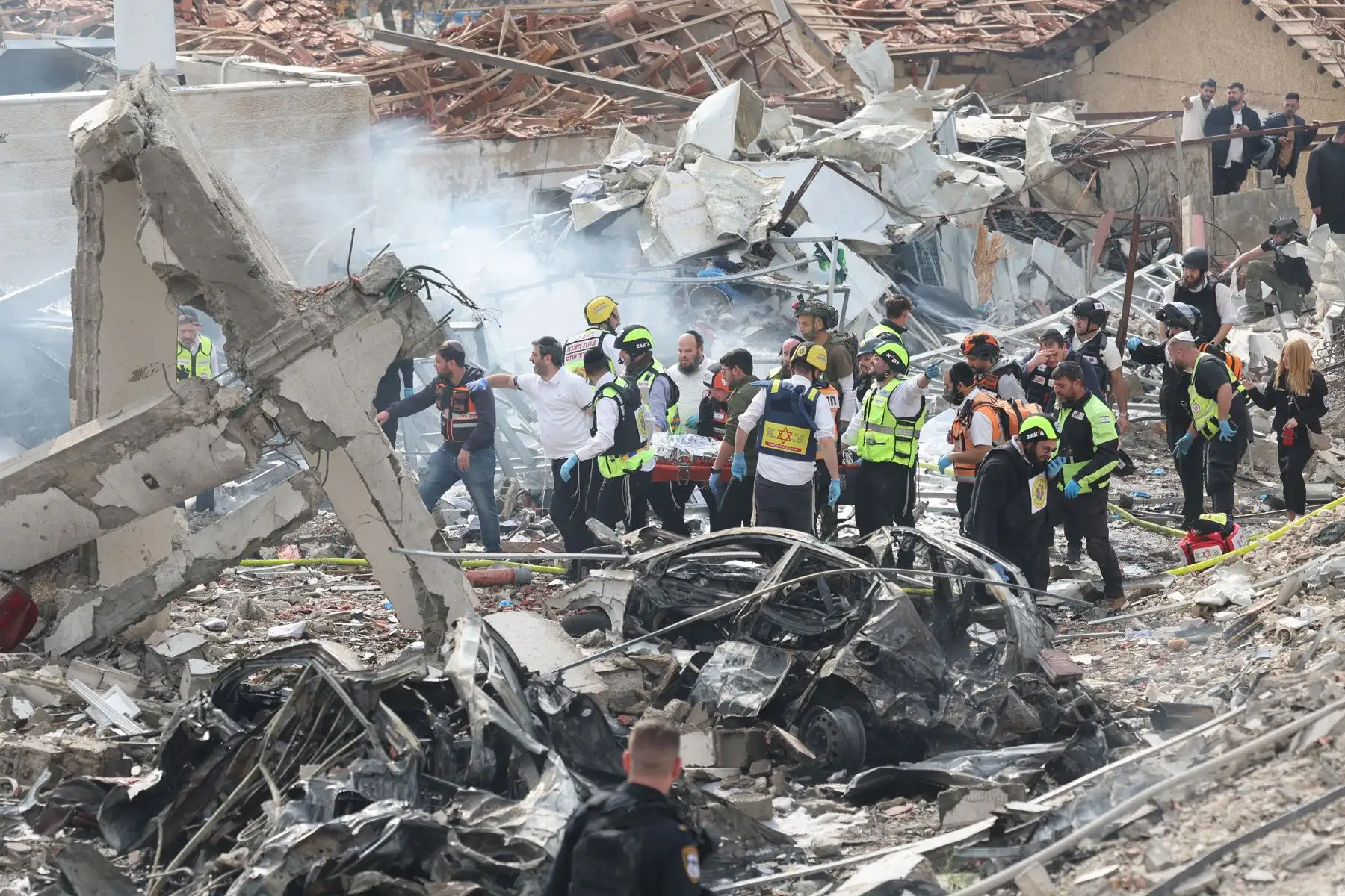 Las fuerzas de rescate trabajan entre los escombros tras un ataque con cohetes iraníes que impactó Beit Shemesh, cerca de Jerusalén, Israel. La policía israelí confirmó al menos nueve muertes como resultado del ataque con cohetes iraníes. Irán respondió con ataques contra Israel y en los países del Golfo Pérsico tras los ataques militares conjuntos de Estados Unidos e Israel contra Irán.
Foto: ANDINA/EFE