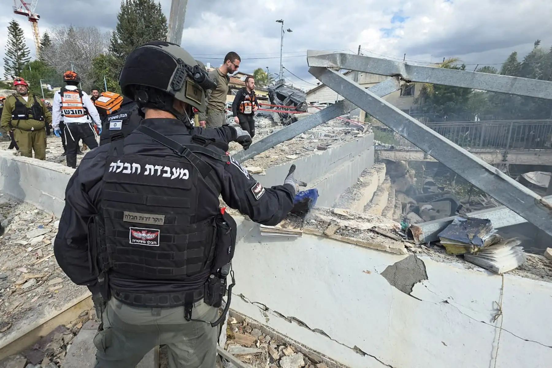 Ocho personas murieron este domingo tras el impacto de un misil iraní en la localidad israelí de Beit Shemesh, cerca de Jerusalén, según la última información del servicio de búsqueda y rescate israelí Zaka, en un ataque que ha provocado también 28 heridos. El misil impactó en una zona residencial. Foto: ANDINA/EFE