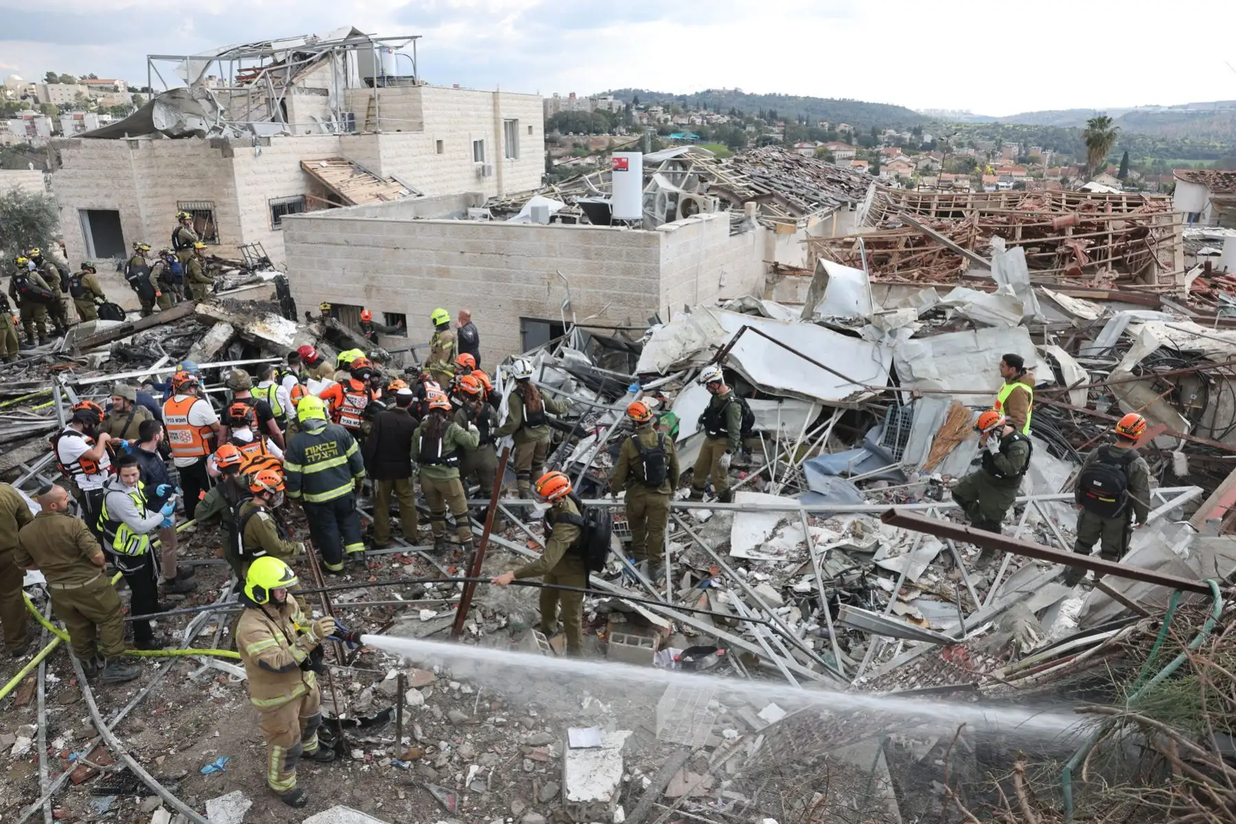 Las fuerzas de rescate trabajan entre los escombros de una casa tras un ataque con cohetes iraníes que impactó Beit Shemesh, cerca de Jerusalén, Israel. La policía israelí confirmó al menos seis muertes como resultado del ataque con cohetes iraníes. Foto: ANDINA/EFE