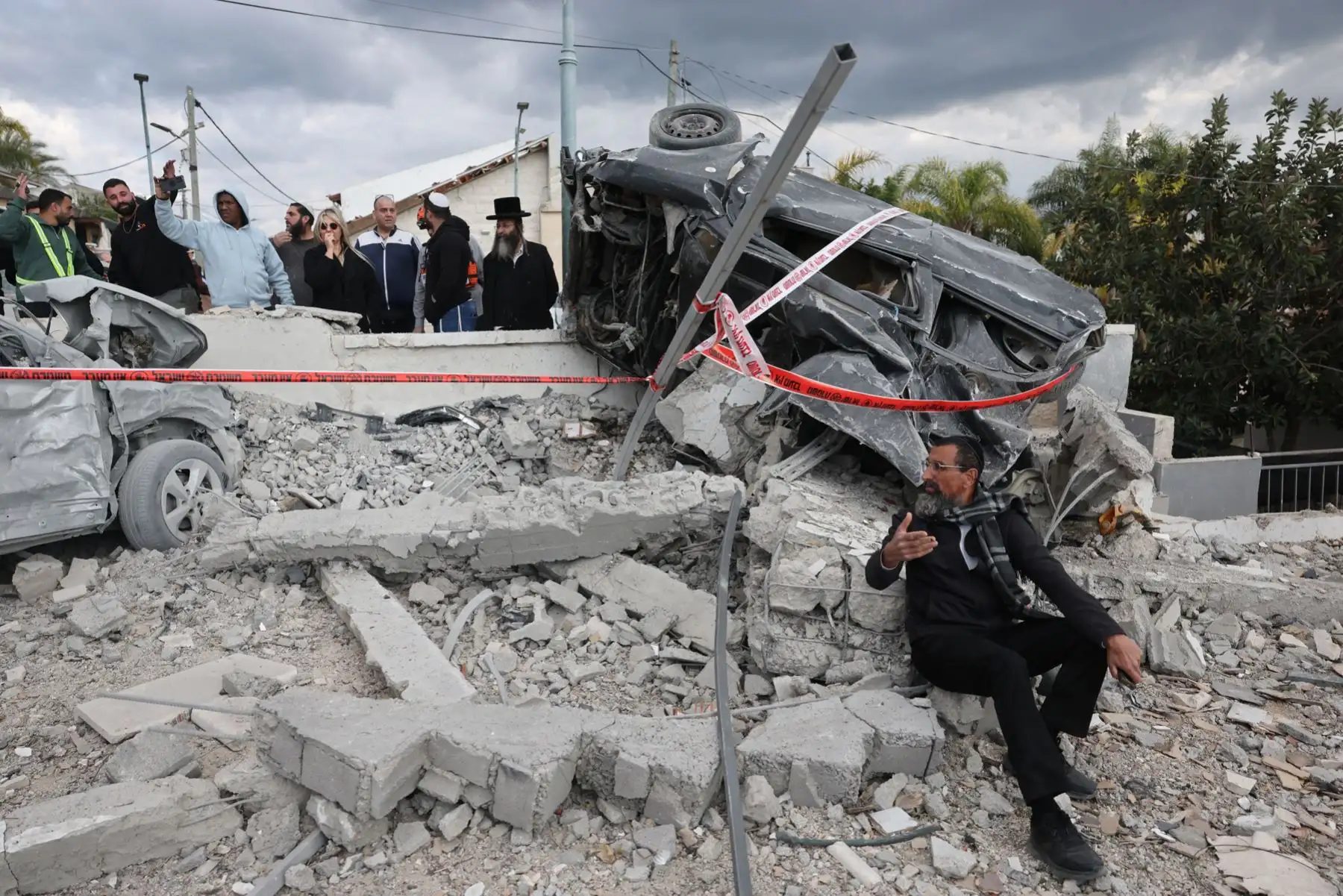 Un hombre se sienta entre los escombros tras un ataque con cohetes iraníes que impactó Beit Shemesh, cerca de Jerusalén, Israel. La policía israelí confirmó al menos nueve muertes como resultado del ataque con cohetes iraníes. Irán respondió con ataques contra Israel. Foto: ANDINA/EFE