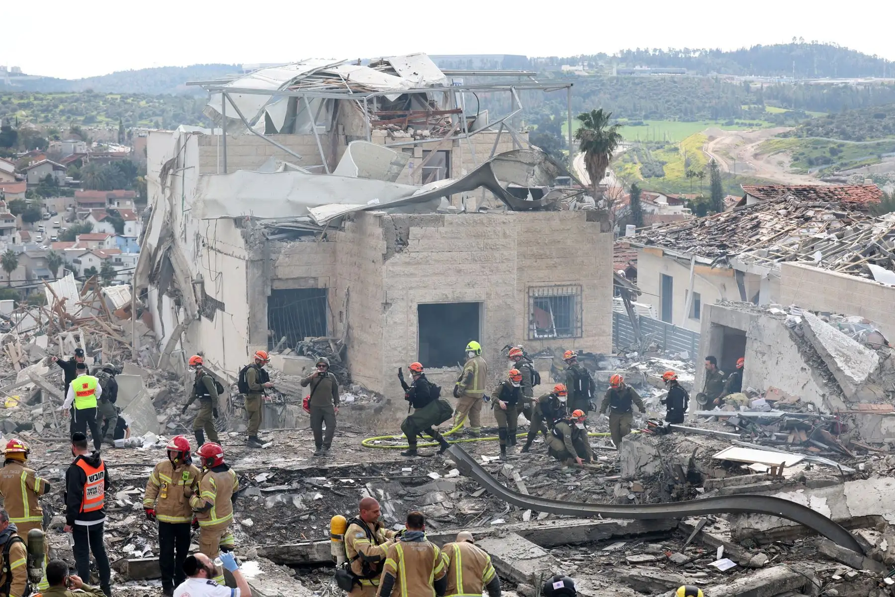 Las fuerzas de rescate trabajan entre los escombros tras un ataque con cohetes iraníes que impactó Beit Shemesh, cerca de Jerusalén, Israel. La policía israelí confirmó al menos nueve muertes como resultado del ataque con cohetes iraníes. Irán respondió con ataques contra Israel. Foto: ANDINA/EFE