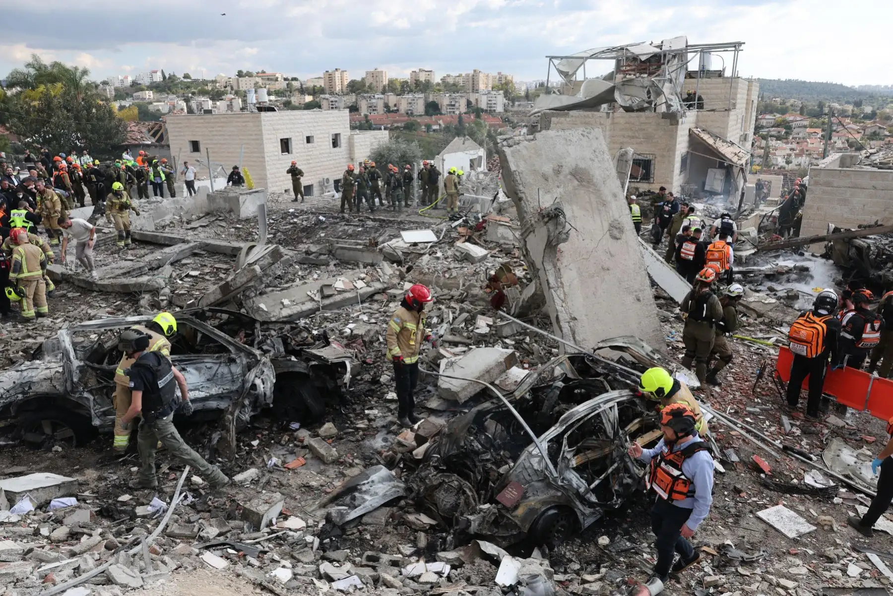 Las fuerzas de rescate trabajan entre los escombros tras un ataque con cohetes iraníes que impactó Beit Shemesh, cerca de Jerusalén, Israel. La policía israelí confirmó al menos nueve muertes como resultado del ataque con cohetes iraníes. Foto: ANDINA/ EFE