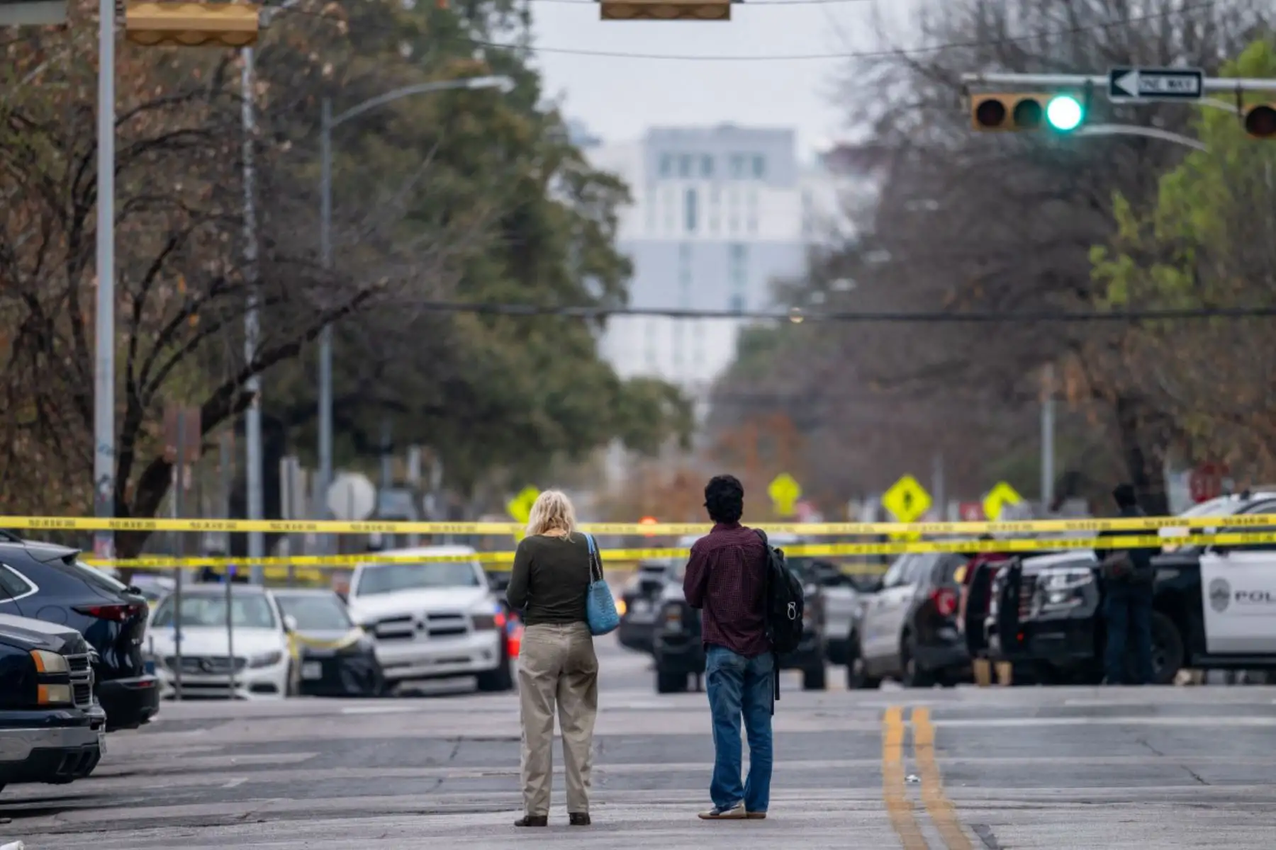 Reporteros observan la actividad policial cerca del bar Buford