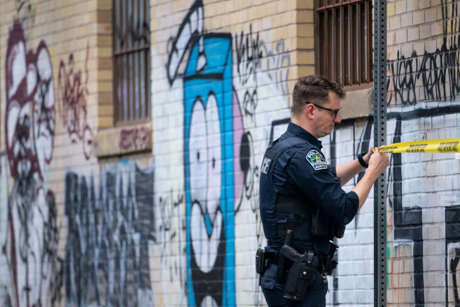 Un policía de Austin bloquea una intersección con cinta de precaución cerca del bar Buford