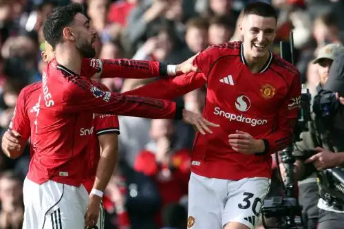 El centrocampista portugués  Bruno Fernandes felicita al delantero esloveno Benjamin Sesko tras el segundo gol durante el partido de la Premier League inglesa entre el Manchester United y el Crystal Palace en Old Trafford.
