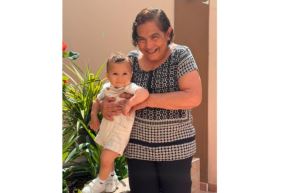 Cecilia Silva y su nieto, su motor y motivo. Foto: ANDINA/Difusión