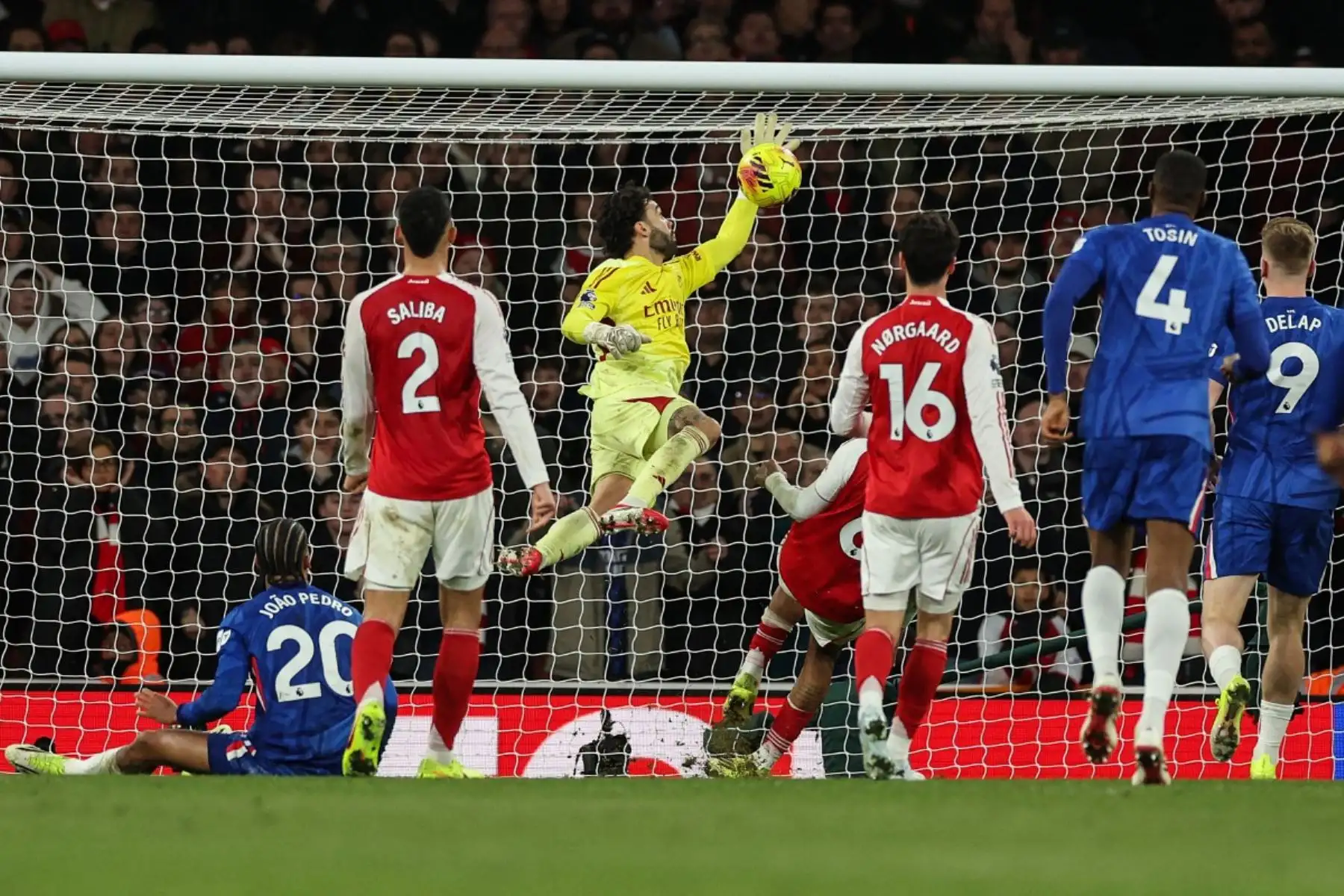 El portero español del Arsenal, David Raya, realiza una parada en la prórroga durante el partido de la Premier League entre el Arsenal y el Chelsea. Foto: ANDINA/AFP