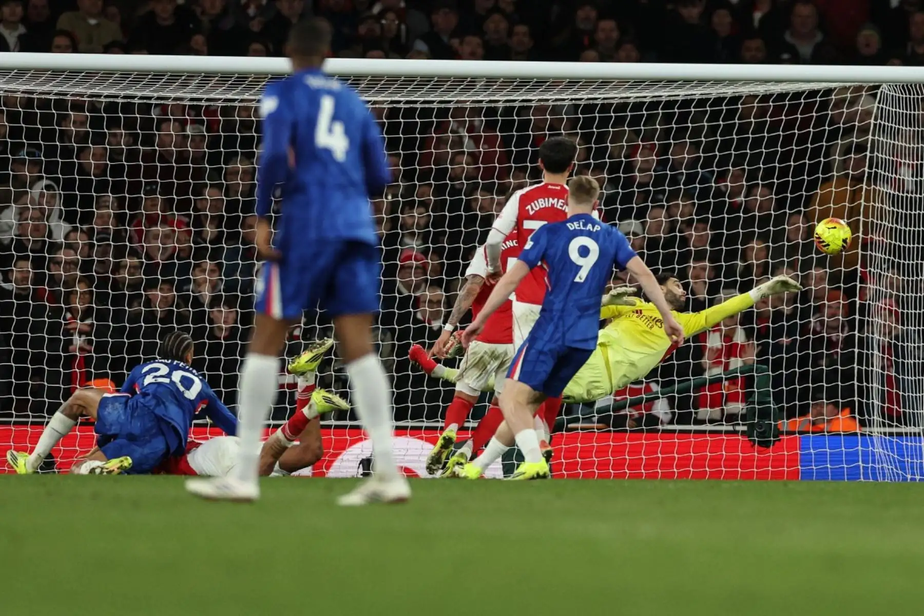 El portero español del Arsenal, David Raya, realiza una atajada en el minuto 92 durante el partido de la Premier League inglesa entre el Arsenal y el Chelsea.
Foto: ANDINA/AFP