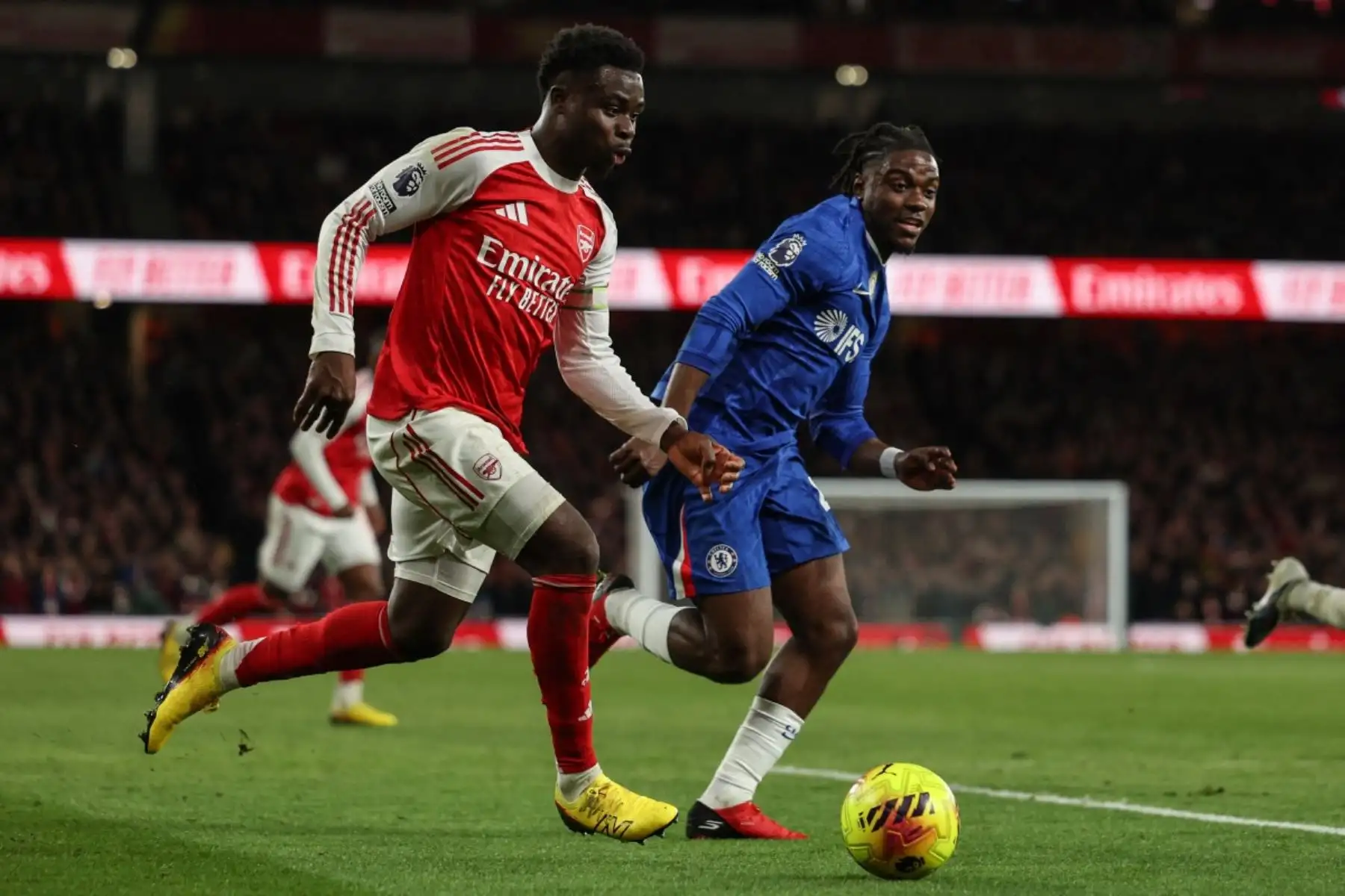 Español El centrocampista belga del Chelsea Romeo Lavia persigue al centrocampista inglés del Arsenal Bukayo Saka durante el partido de fútbol de la Premier League inglesa entre el Arsenal y el Chelsea.
Foto: ANDINA/AFP
