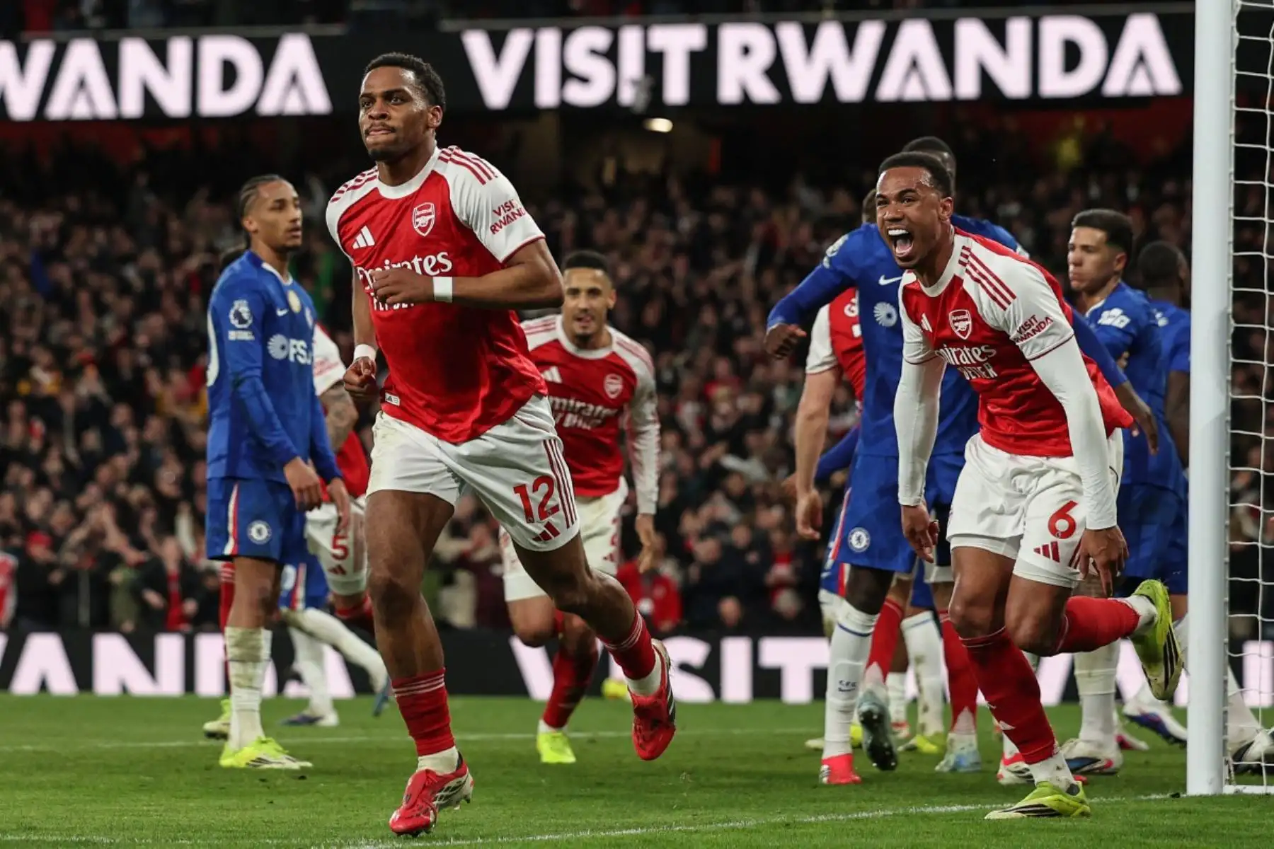 Jurrien Timber celebra tras anotar el segundo gol de su equipo durante el partido de la Premier League inglesa entre el Arsenal y el Chelsea. Foto: AFP