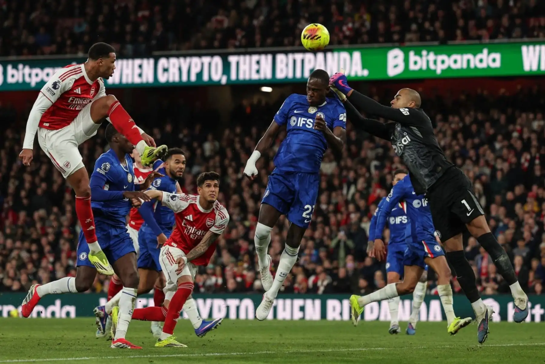 El portero español del Chelsea #01 Robert Sánchez (R) golpea el balón para despejar después de un saque libre del Arsenal a través del área durante el partido de fútbol de la Premier League inglesa entre el Arsenal y el Chelsea en el Emirates Stadium de Londres el 1 de marzo de 2026. (Foto de Adrian Dennis / AFP)