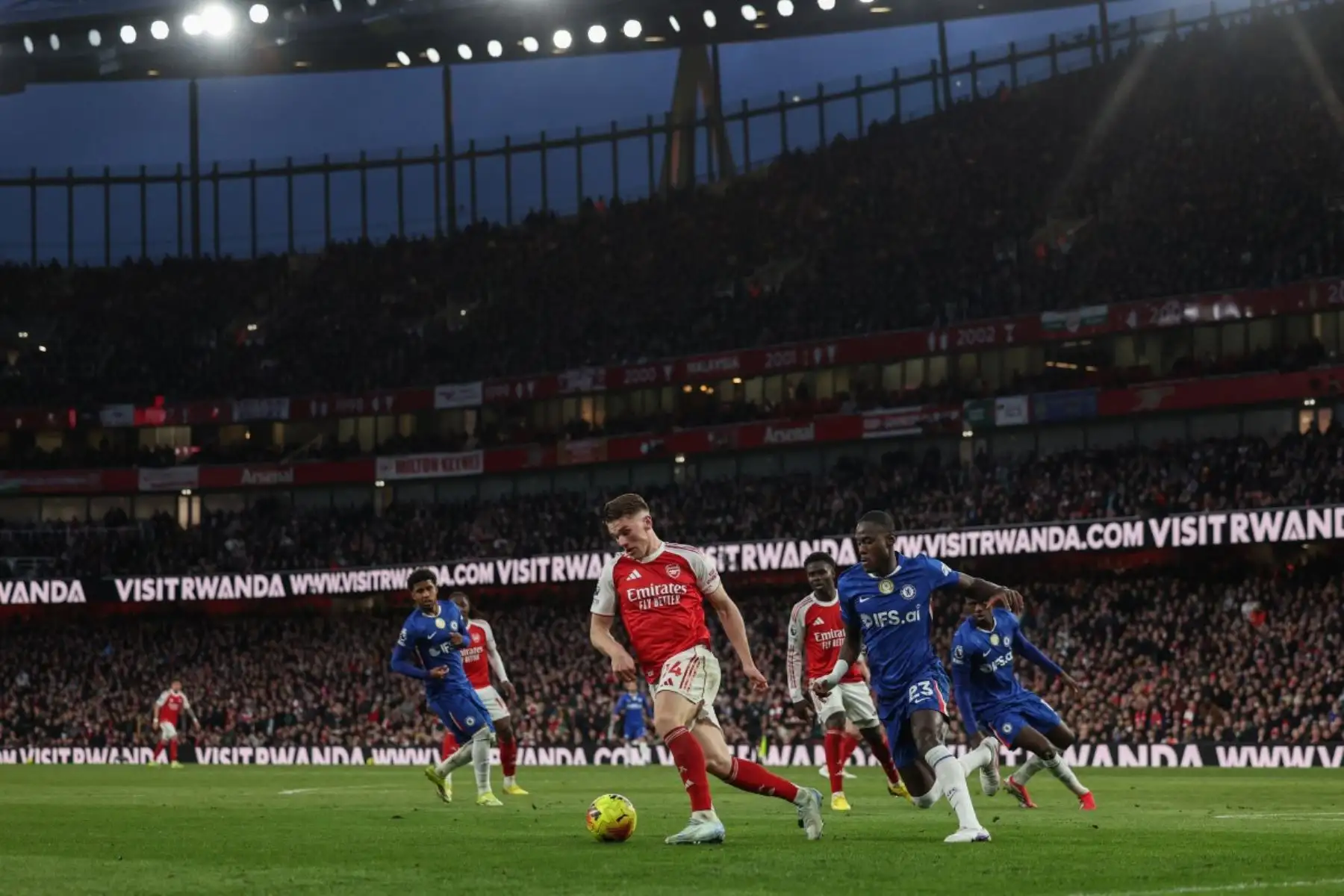 El defensor inglés del Chelsea #23 Trevoh Chalobah (R) desafía al delantero sueco del Arsenal #14 Viktor Gyokeres (C) durante el partido de fútbol de la Premier League inglesa entre el Arsenal y el Chelsea en el Emirates Stadium de Londres el 1 de marzo de 2026. (Foto de Adrian Dennis / AFP)