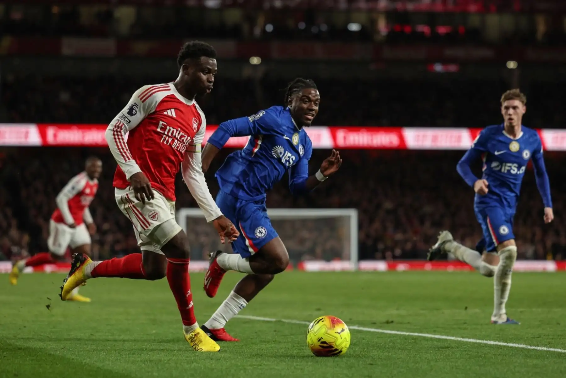 El centrocampista inglés del Chelsea #10 Cole Palmer (R) y el centrocampista belga #45 del Chelsea Romeo Lavia (C) desafían al centrocampista inglés del Arsenal #07 Bukayo Saka (L) durante el partido de fútbol de la Premier League inglesa entre el Arsenal y el Chelsea en el Emirates Stadium de Londres el 1 de marzo de 2026. (Foto de Adrian Dennis / AFP)