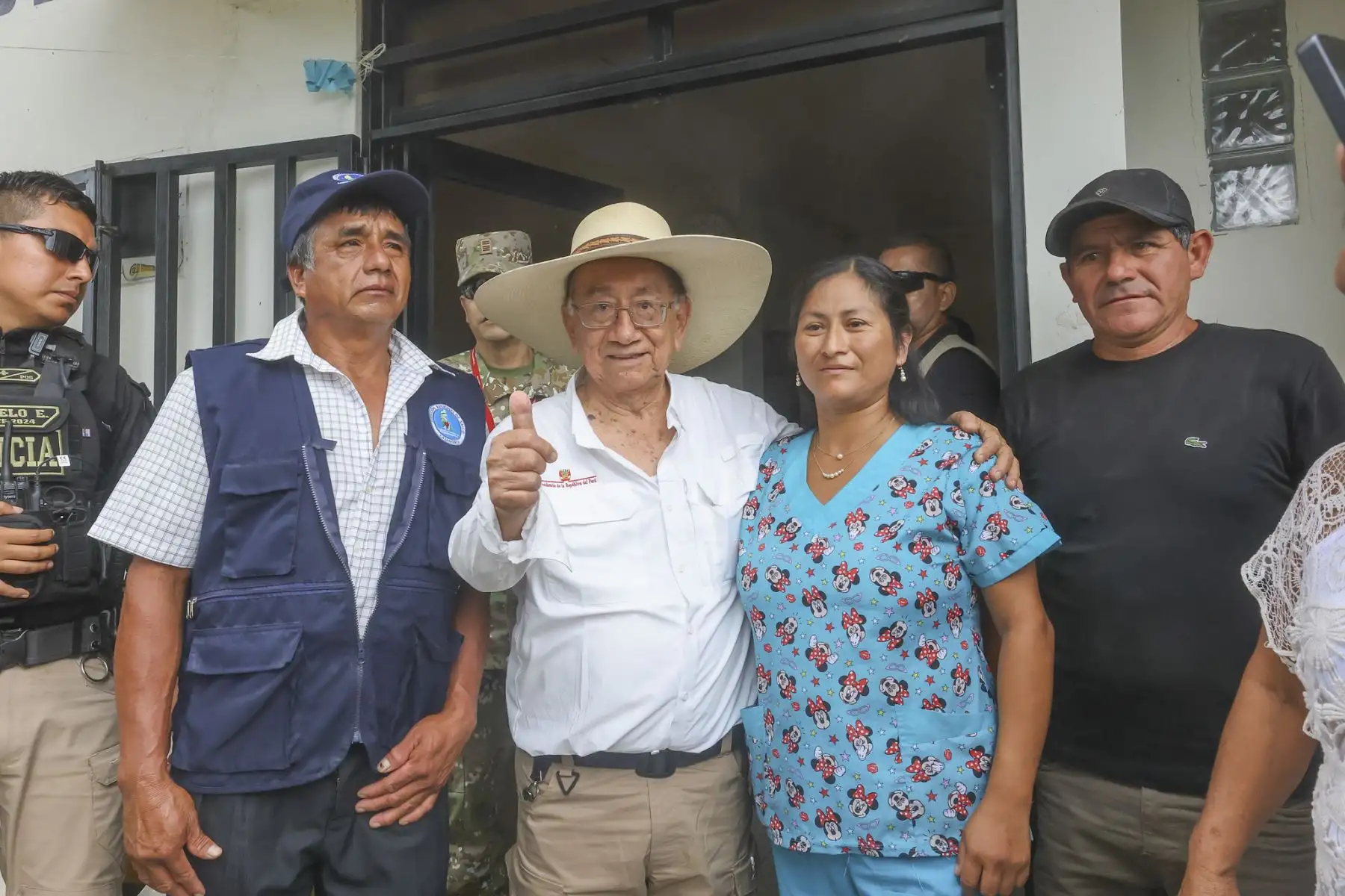 El presidente José María Balcázar supervisó esta tarde el estado situacional del centro de salud San José, en el distrito de Bolívar. Durante la visita, se evaluaron los mecanismos técnicos necesarios para optimizar la infraestructura y garantizar una atención de calidad en beneficio de la población cajamarquina. Foto: Presidencia