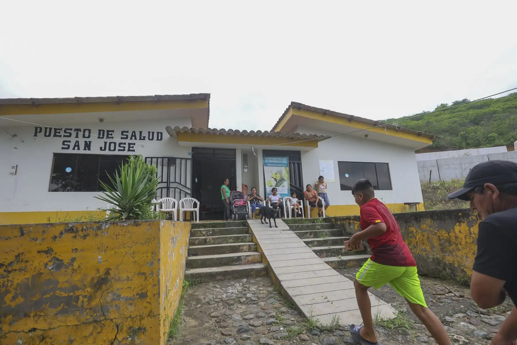 El presidente José María Balcázar supervisó esta tarde el estado situacional del centro de salud San José, en el distrito de Bolívar. Durante la visita, se evaluaron los mecanismos técnicos necesarios para optimizar la infraestructura y garantizar una atención de calidad en beneficio de la población cajamarquina. Foto: Presidencia
