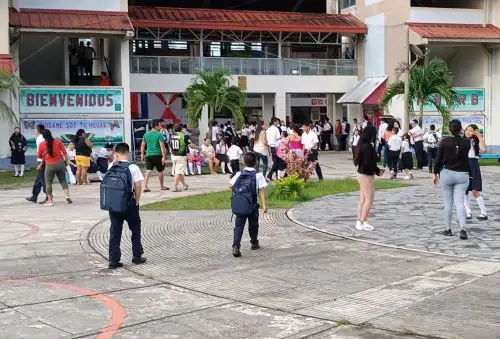 Los estudiantes de instituciones educativas particulares y parroquiales de Iquitos comienzan hoy lunes 2 de marzo el año escolar 2026, conforme a sus cronogramas académicos, dando inicio al proceso de las actividades en la educación básica regular en la región Loreto. ANDINA/Difusión