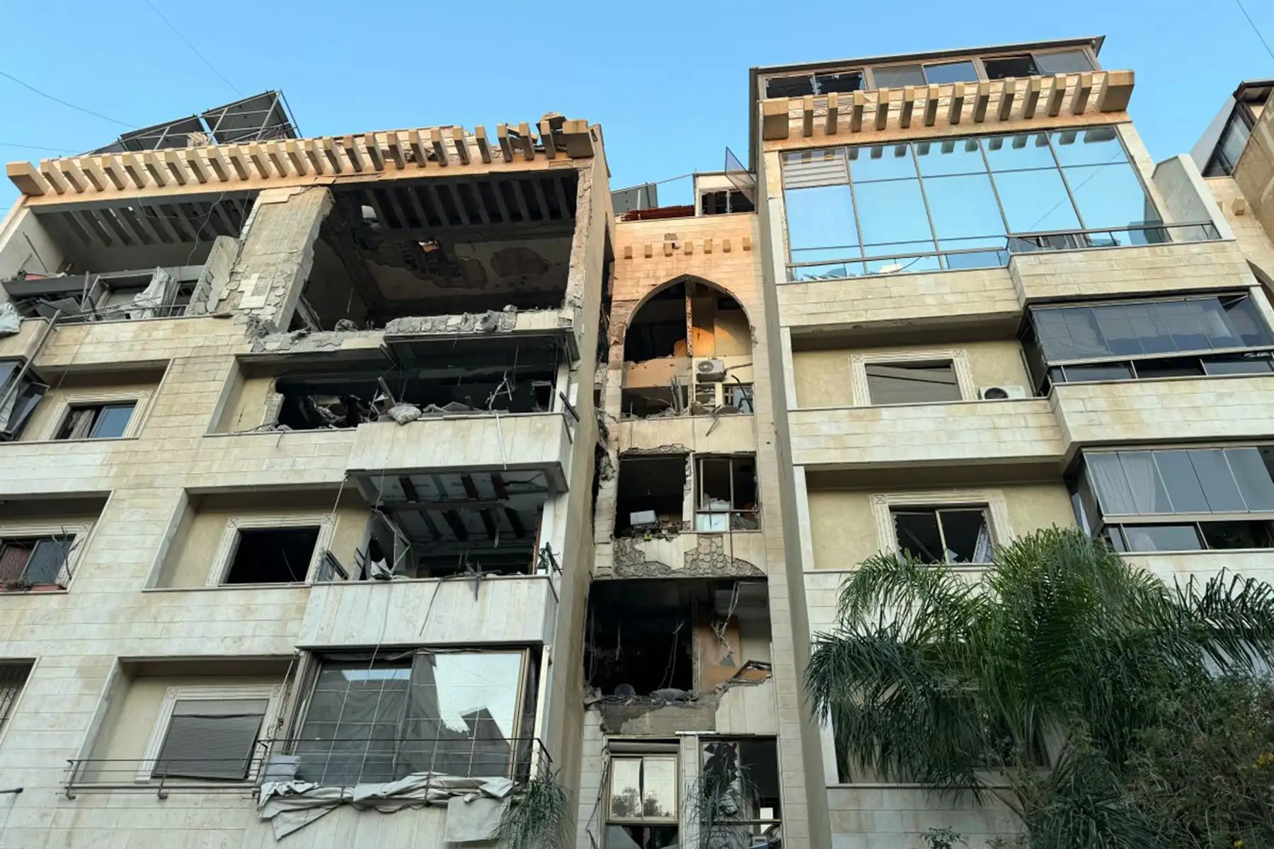 Edificio dañado tras un ataque aéreo israelí en Haret Hreik, un suburbio al sur de Beirut, Líbano. Foto: AFP