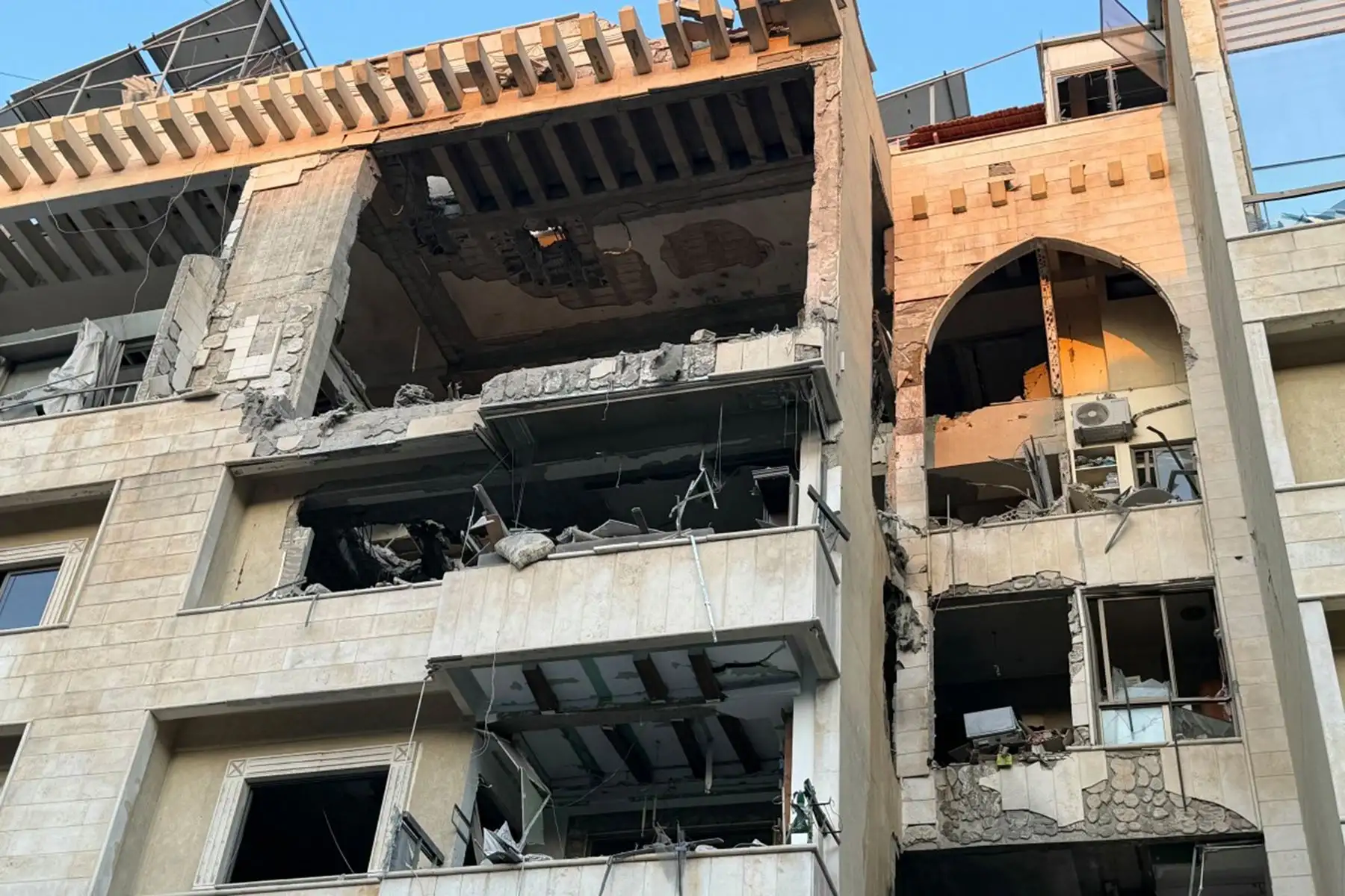 Edificio dañado tras un ataque aéreo israelí en Haret Hreik, un suburbio al sur de Beirut, Líbano. Foto: AFP