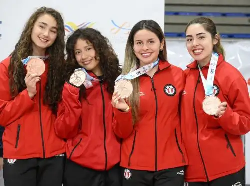 La delegación peruana de esgrima femenina ganó la medalla de bronce por equipos en el Campeonato Panamericano Juvenil y Cadete de Esgrima disputado en Colombia.