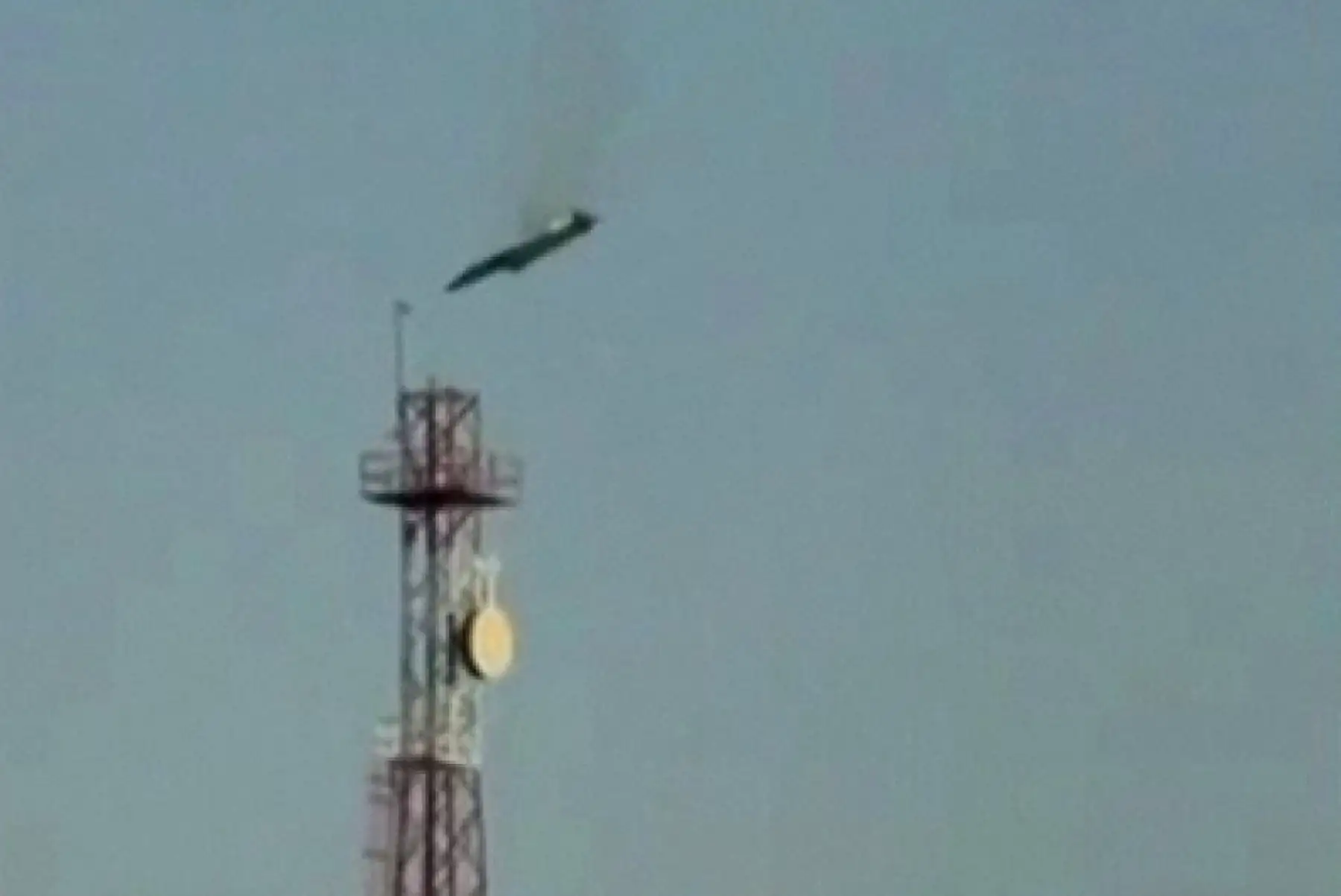 Esta imagen tomada de las redes sociales el 2 de marzo de 2026, muestra el accidente de un caza estadounidense F-15E Strike Eagle en Kuwait, al tercer día de ataques iraníes contra países de la región que albergan bases estadounidenses, llevados a cabo en respuesta a los ataques aéreos estadounidenses-israelíes. Foto: AFP