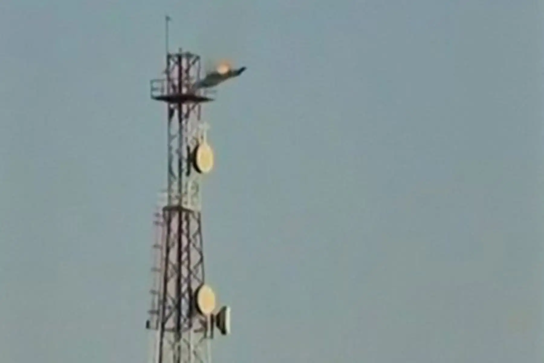 Esta imagen tomada de las redes sociales el 2 de marzo de 2026, muestra el accidente de un caza estadounidense F-15E Strike Eagle en Kuwait, al tercer día de ataques iraníes contra países de la región que albergan bases estadounidenses, llevados a cabo en respuesta a los ataques aéreos estadounidenses-israelíes. Foto: AFP