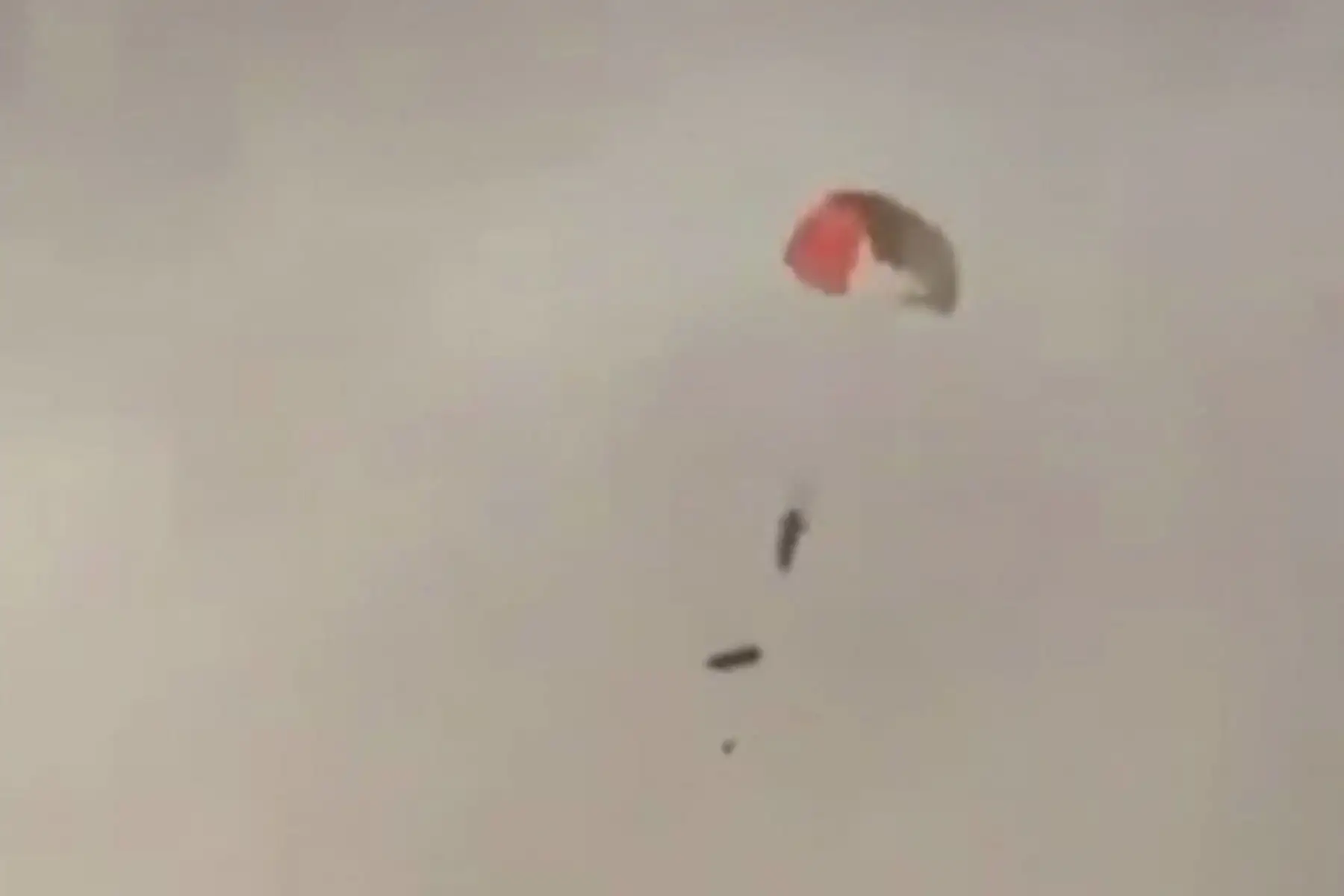 Este video, tomado de imágenes de UGC publicadas en redes sociales el 2 de marzo de 2026, muestra a un piloto descendiendo con un paracaídas cerca de Al-Jahra, Kuwait, después de que tres aviones de guerra estadounidenses fueran derribados por error por la defensa aérea kuwaití, según el Comando Central de EE. UU., mientras Irán continúa con su tercer día de represalias en el Golfo. Foto: AFP