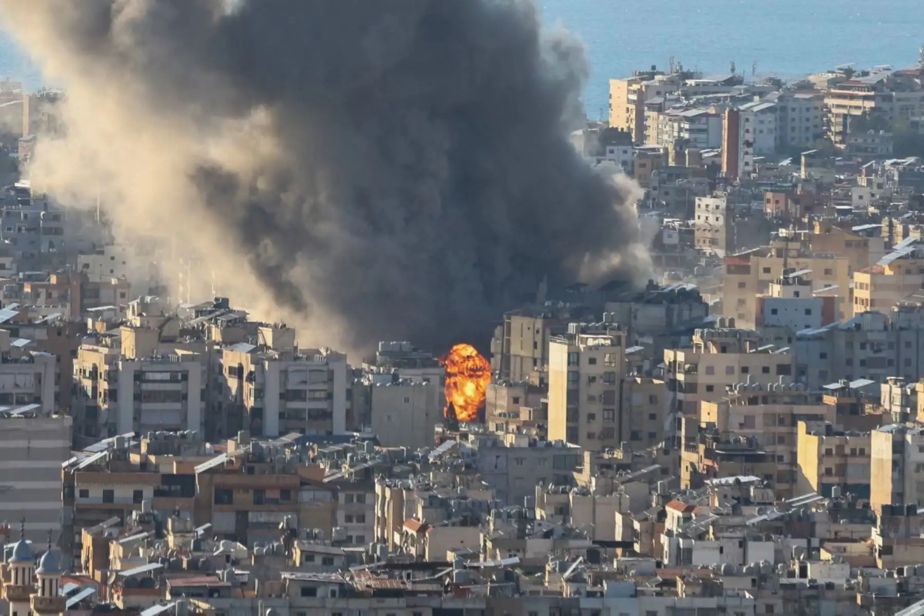 Columnas de humo se elevan tras el bombardeo israelí sobre los suburbios del sur de Beirut el 2 de marzo de 2026. Foto: AFP