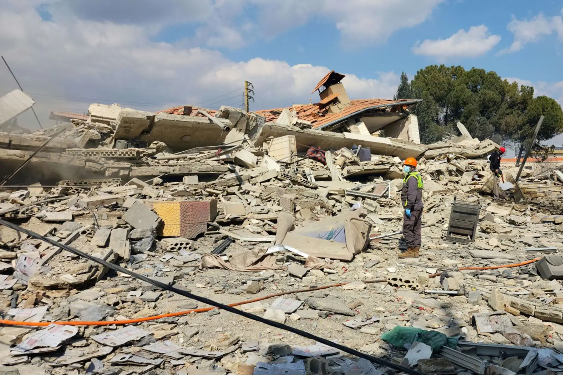 La defensa civil libanesa inspecciona la destrucción en el lugar de un ataque aéreo israelí contra la aldea de Houch el-Rafqa, en el valle de la Bekaa. Foto: AFP