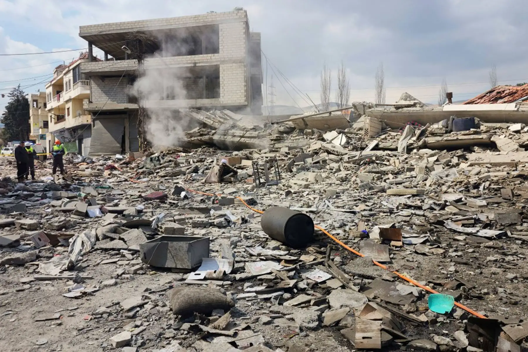 La defensa civil libanesa inspecciona la destrucción en el lugar de un ataque aéreo israelí contra la aldea de Houch el-Rafqa, en el valle de la Bekaa. Foto: AFP