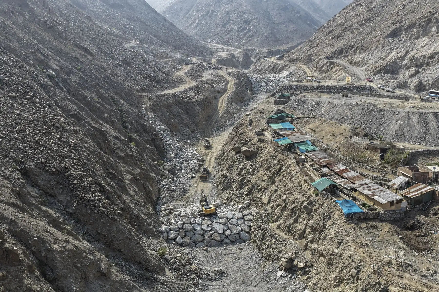 En 2025 se intervinieron 69 puntos críticos en la región Lima, con una extensión de 57.06 kilómetros y la remoción de 1 millón 400 mil metros cúbicos de sedimentos, beneficiando a 85 mil habitantes. Foto: ANDINA/Jhonel Rodríguez Robles