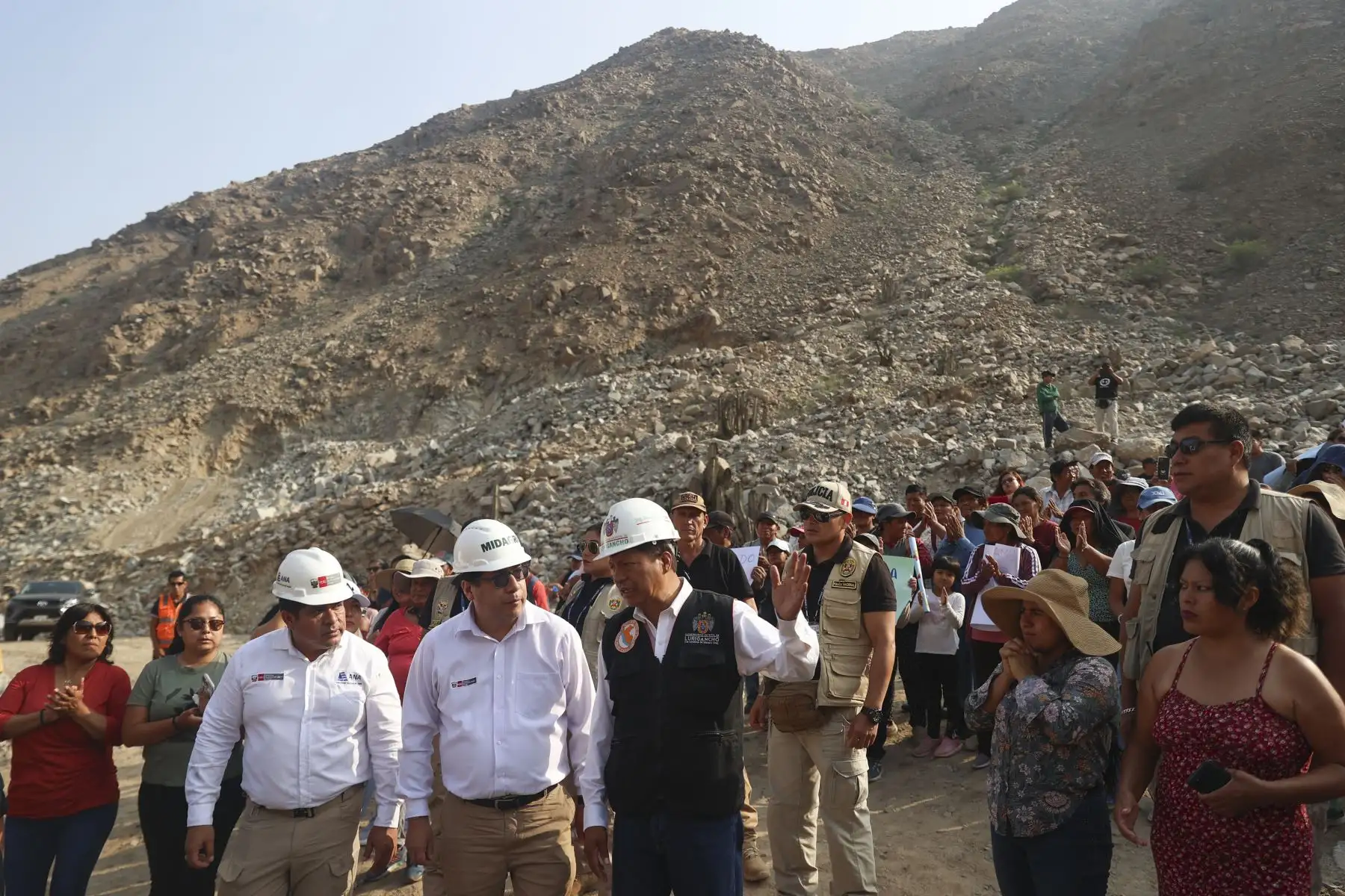 Para la ejecución de los trabajos, la ANA ha desplegado cinco maquinarias, entre excavadoras, cargadores frontales y un volquete, que operan de manera continua en la zona. Foto: ANDINA/Jhonel Rodríguez Robles