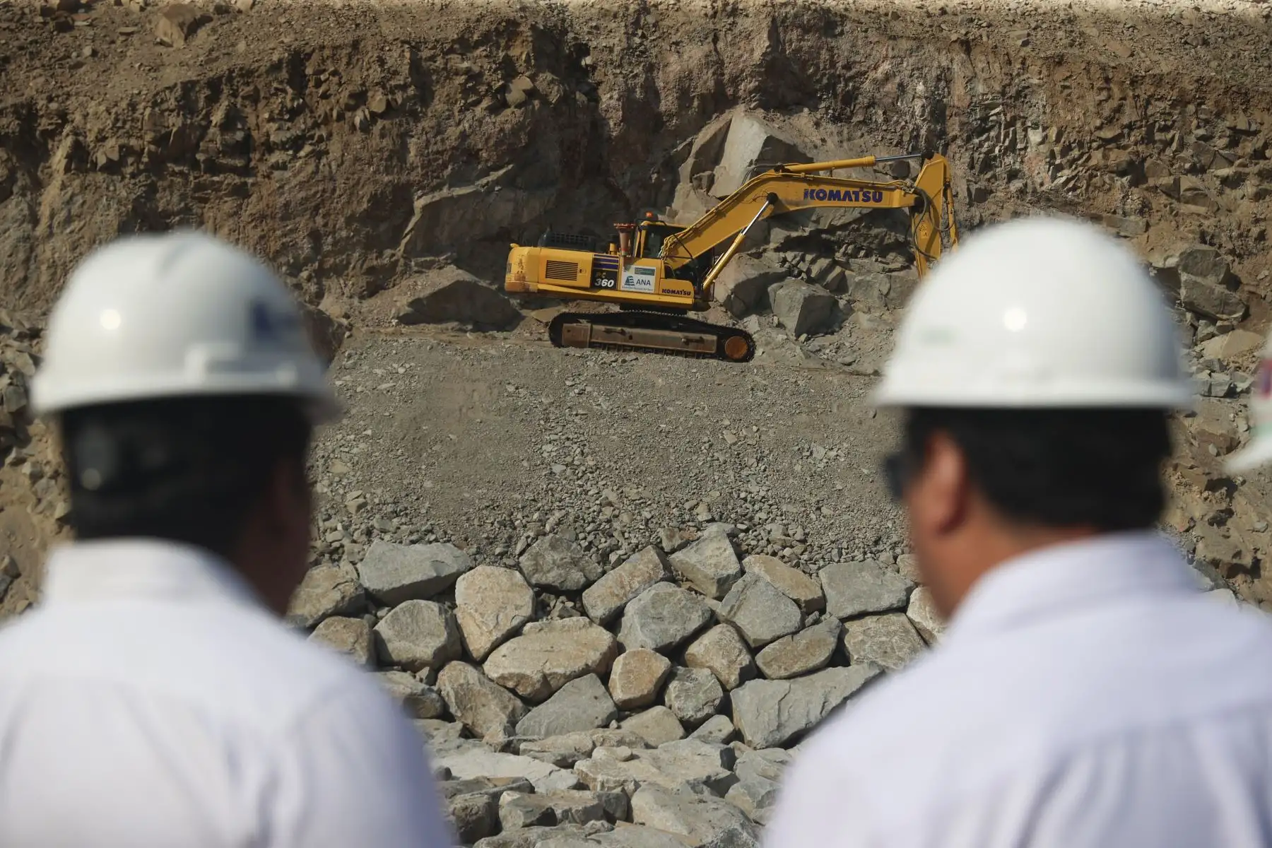 El Ministerio de Desarrollo Agrario y Riego realiza hoy una supervisión de los trabajos de conformación de un dique de protección en el sector La Ronda II, ubicado en el distrito de Lurigancho, límite con Ricardo Palma, en la provincia de Lima. Foto: ANDINA/Jhonel Rodríguez Robles