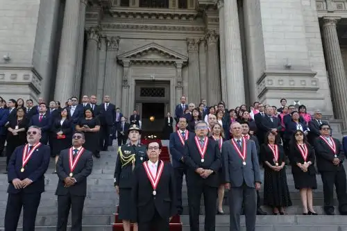 El presidente encargado del Poder Judicial, Víctor Prado Saldarriaga encabeza el izamiento del Pabellón Nacional durante ceremonia en el Palacio Nacional de Justicia.