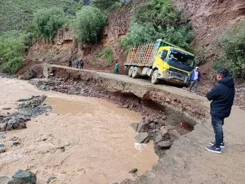 Lluvias intensas en la sierra de La Libertad provocaron la mañana de hoy lunes 2 de marzo un deslizamiento de tierra que afectó una vivienda y 40 metros de la vía Nacional 10C, que va hacia el distrito de Tayabamba, provincia de Pataz.