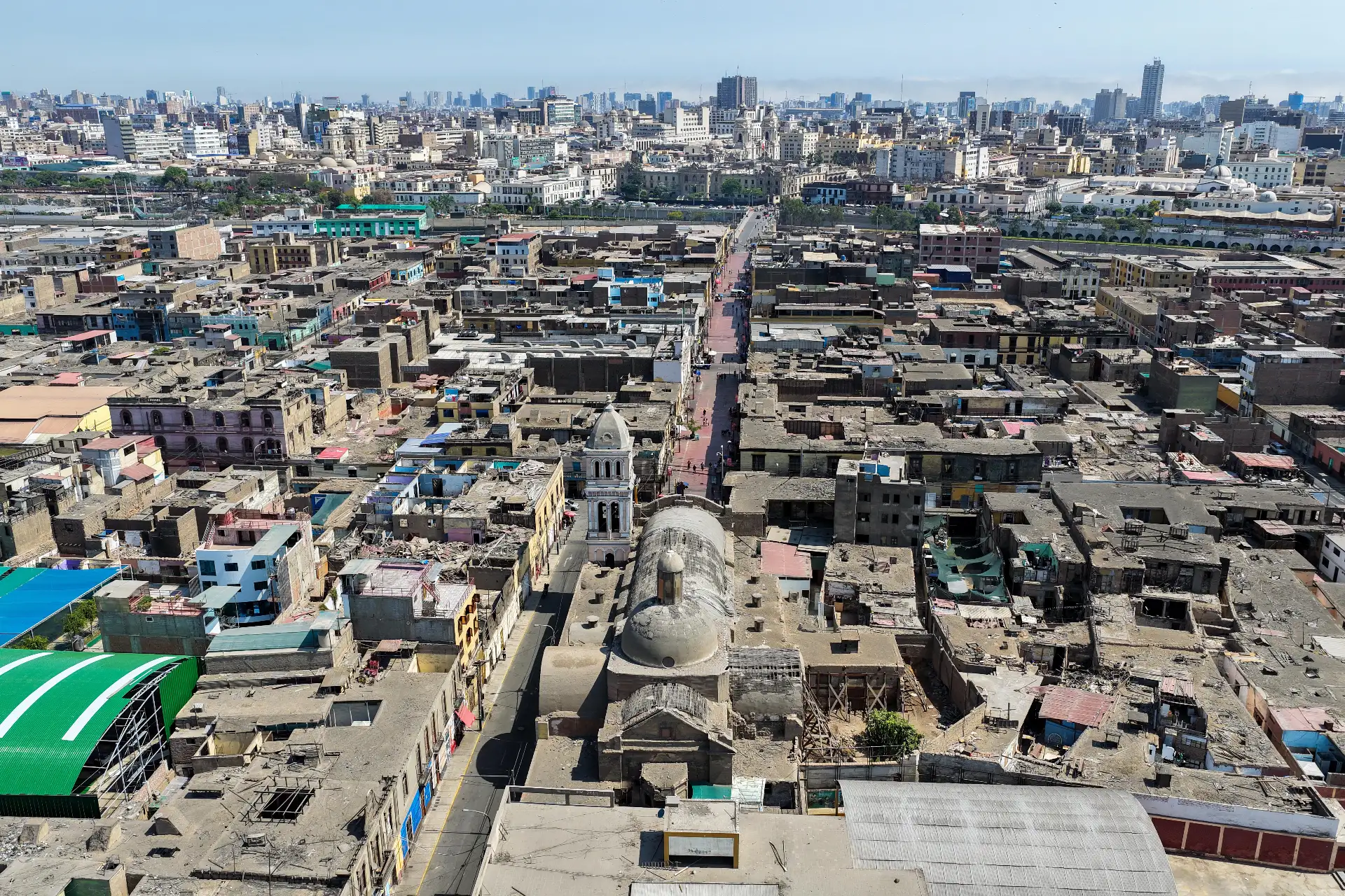 La histórica Iglesia San Lázaro fue declarada inhabitable luego de que parte de su techo se desplomara. La Municipalidad del Rímac dispuso el acordonamiento del recinto como medida preventiva mientras se realizan las evaluaciones estructurales correspondientes. Foto: ANDINA/ Ricardo Cuba