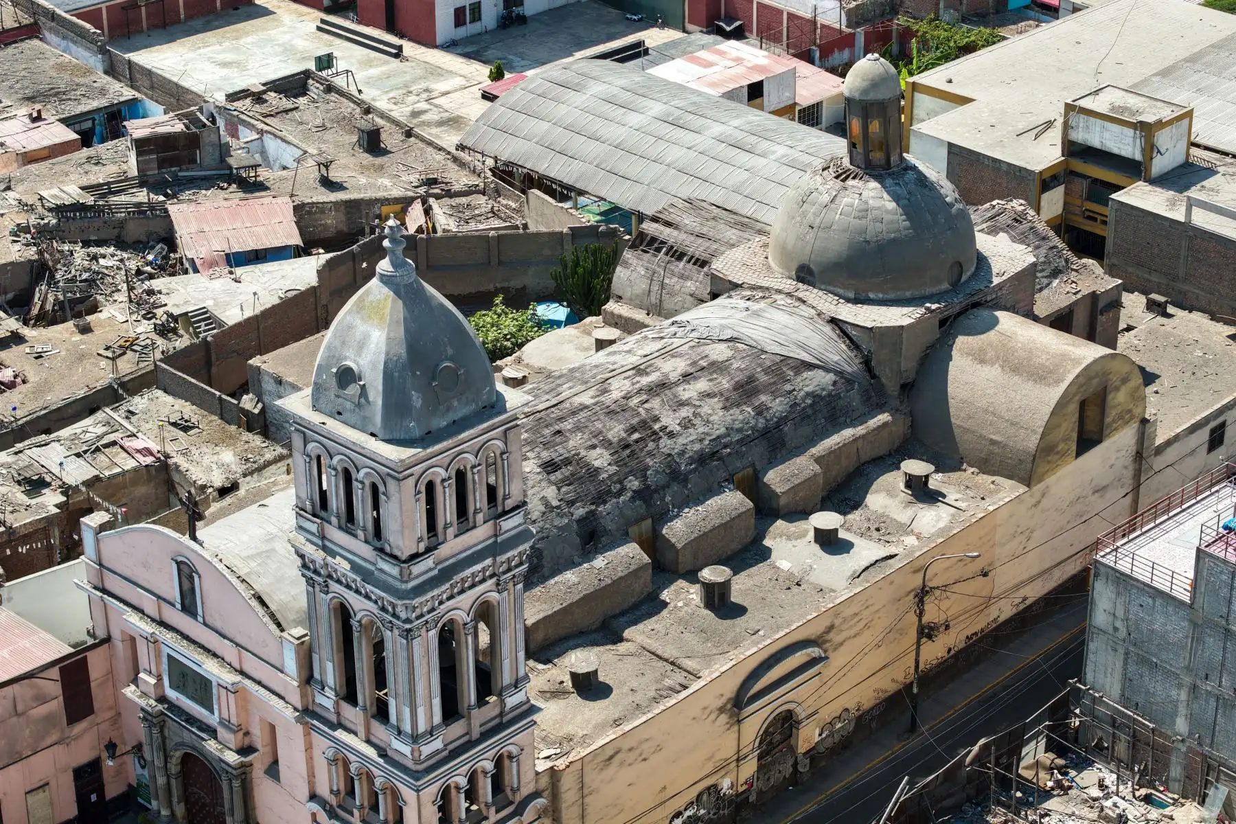 La histórica Iglesia San Lázaro fue declarada inhabitable luego de que parte de su techo se desplomara. La Municipalidad del Rímac dispuso el acordonamiento del recinto como medida preventiva mientras se realizan las evaluaciones estructurales correspondientes. Foto: ANDINA/ Ricardo Cuba
