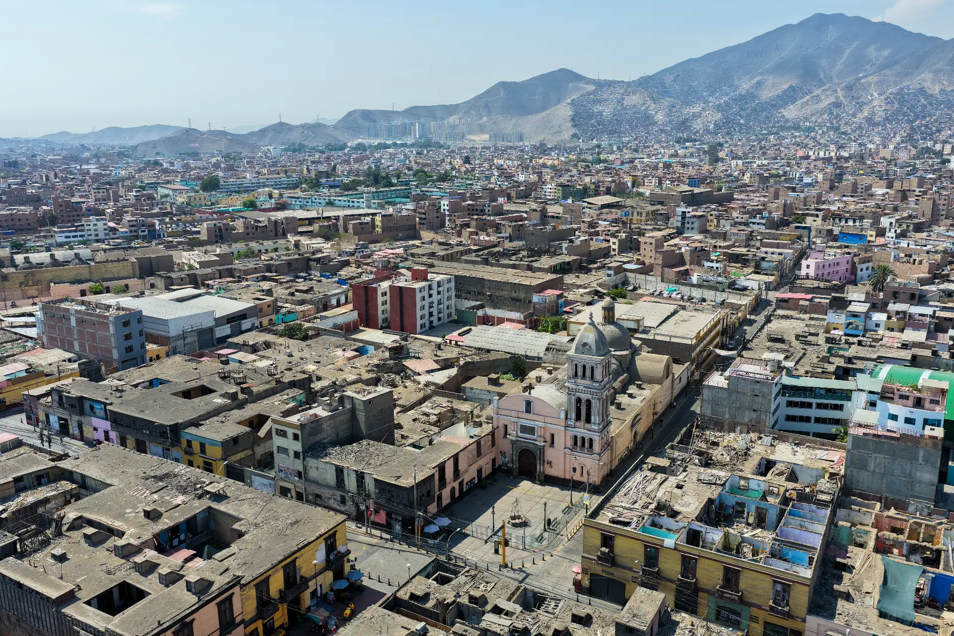 La histórica Iglesia San Lázaro fue declarada inhabitable luego de que parte de su techo se desplomara. La Municipalidad del Rímac dispuso el acordonamiento del recinto como medida preventiva mientras se realizan las evaluaciones estructurales correspondientes. Foto: ANDINA/ Ricardo Cuba